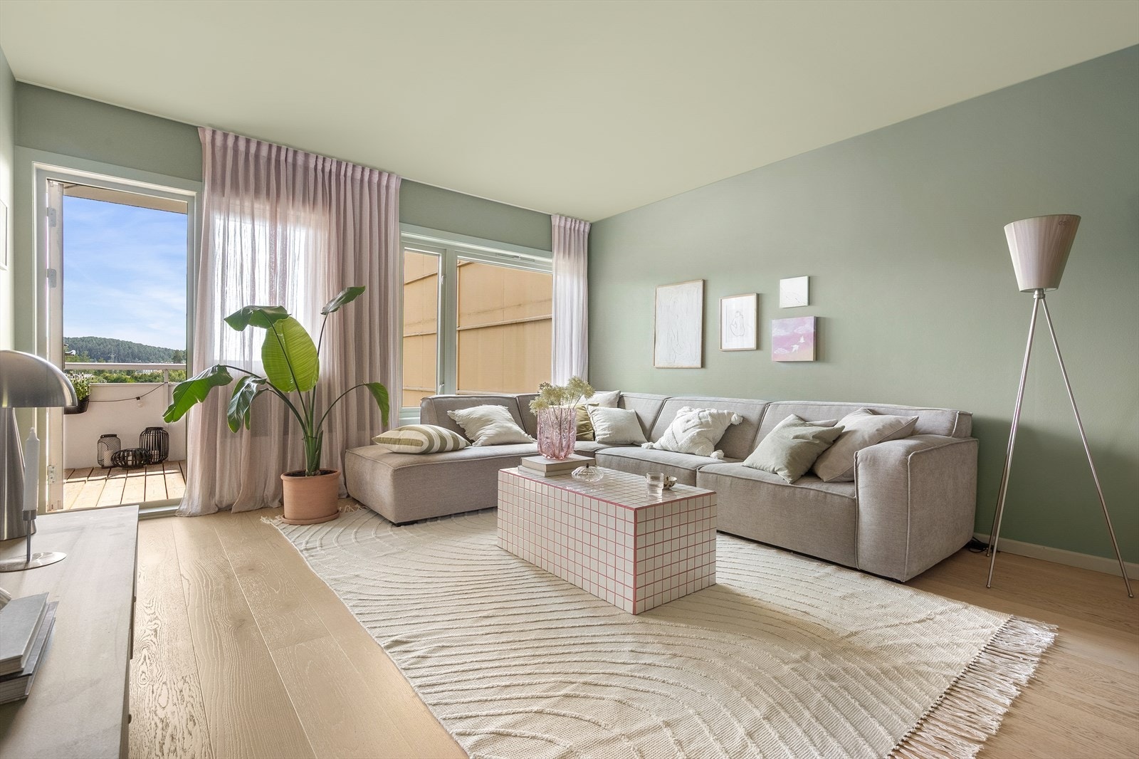 Leiligheten har en romslig stue med god plass til flere sittegrupper og soner. Galleribilde