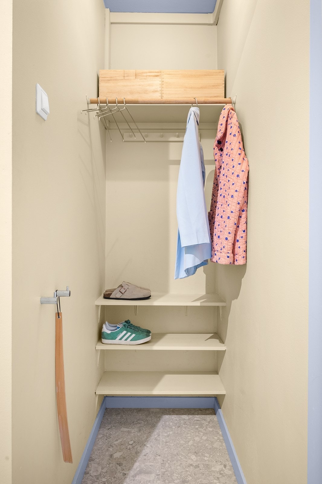 Praktiske oppbevaringsmuligheter i entréen. Galleribilde