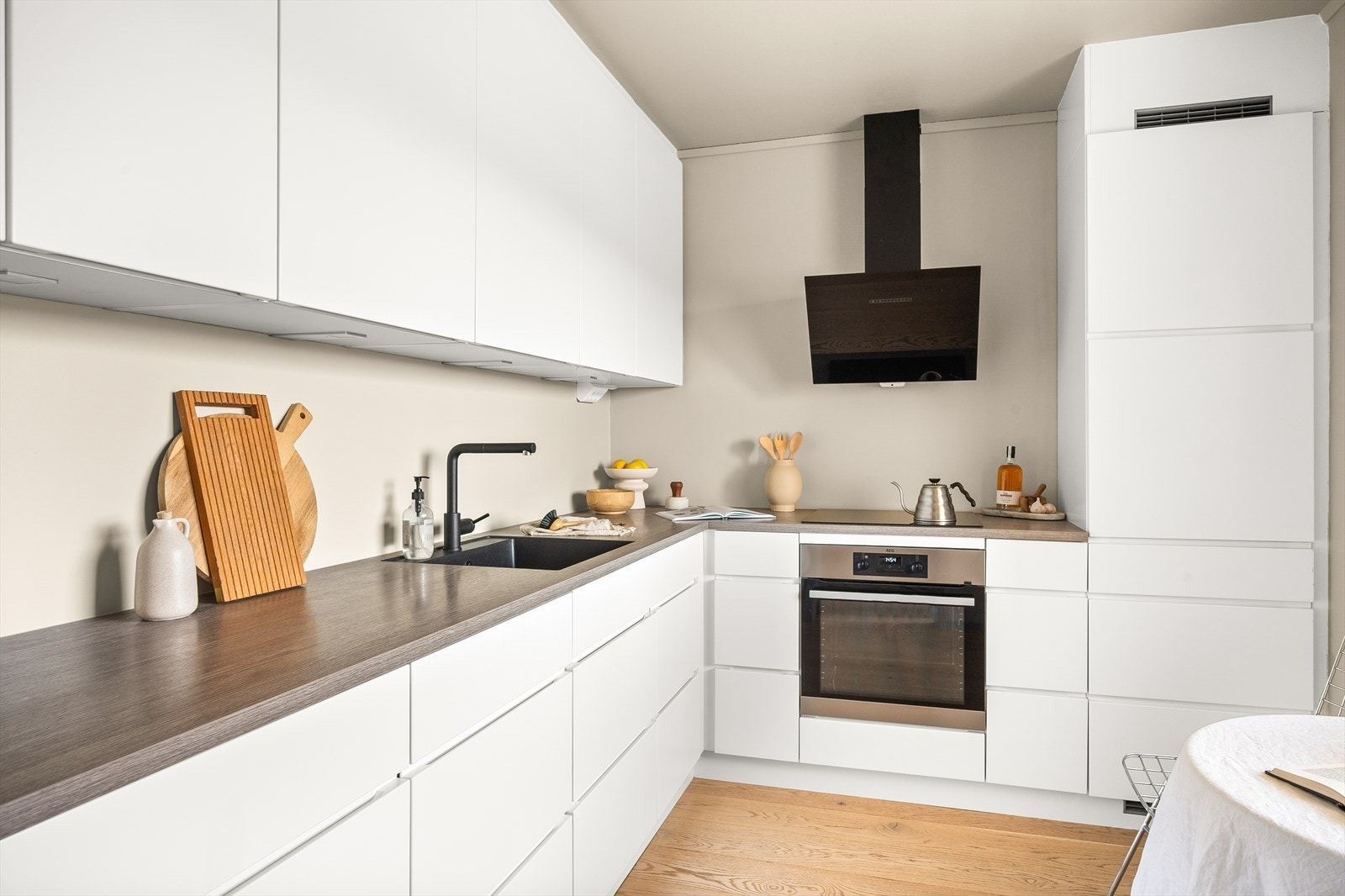 Et komplett kjøkken med helintegrerte, medfølgende hvitevarer. Galleribilde