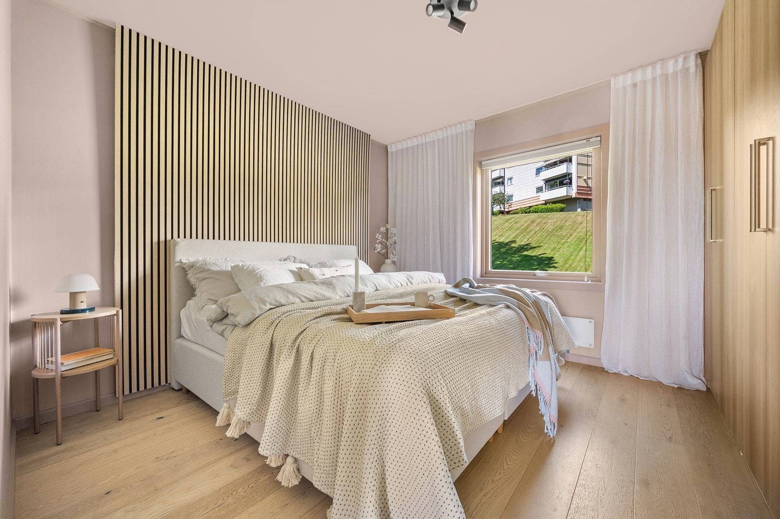 Hovedsoverommet | Rommet er av god størrelse med plass til romslig dobbeltseng og nattbord på hver side. Galleribilde