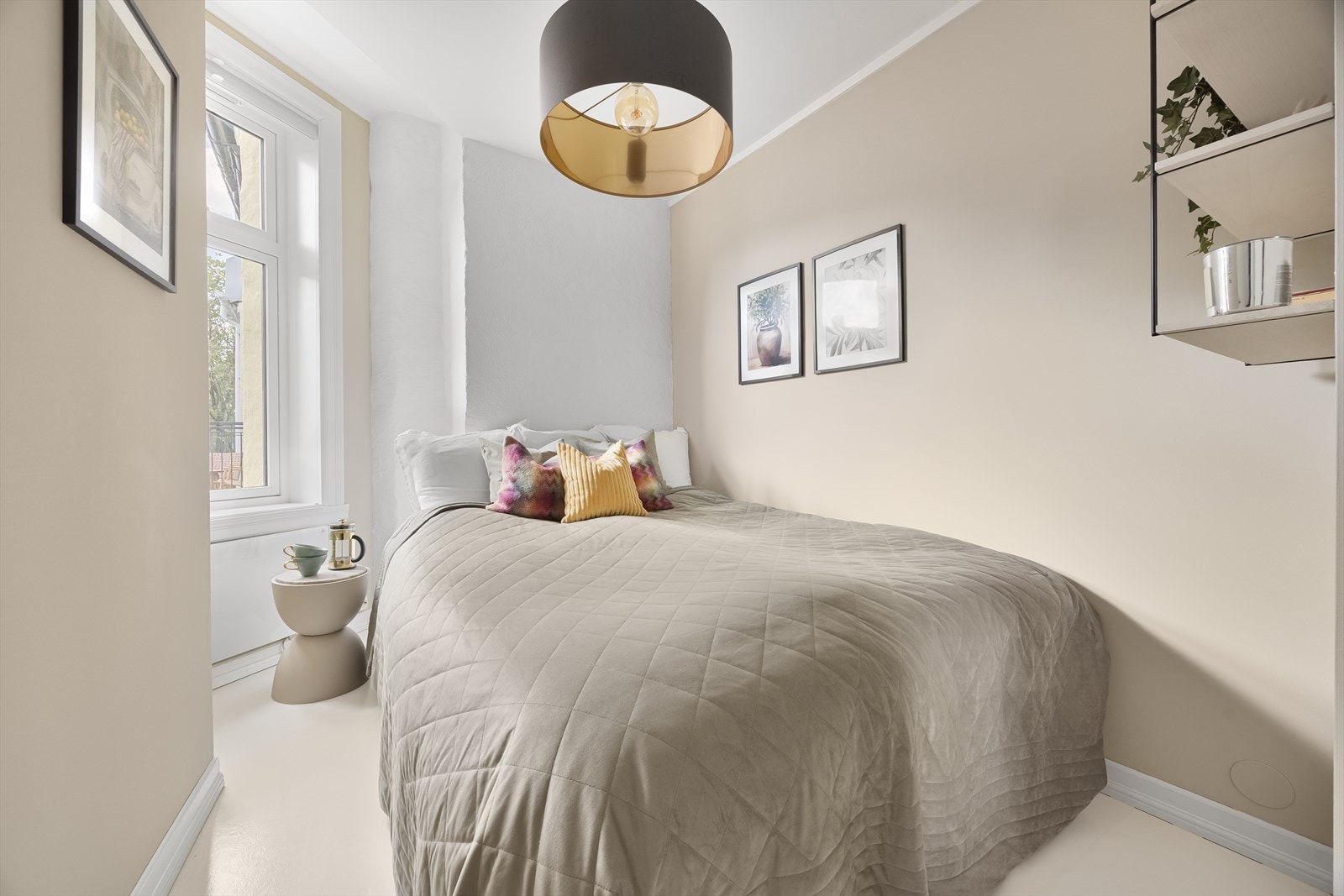 Lyst og luftig soverom med delikate fargetoner og naturlig lysinnslipp Galleribilde