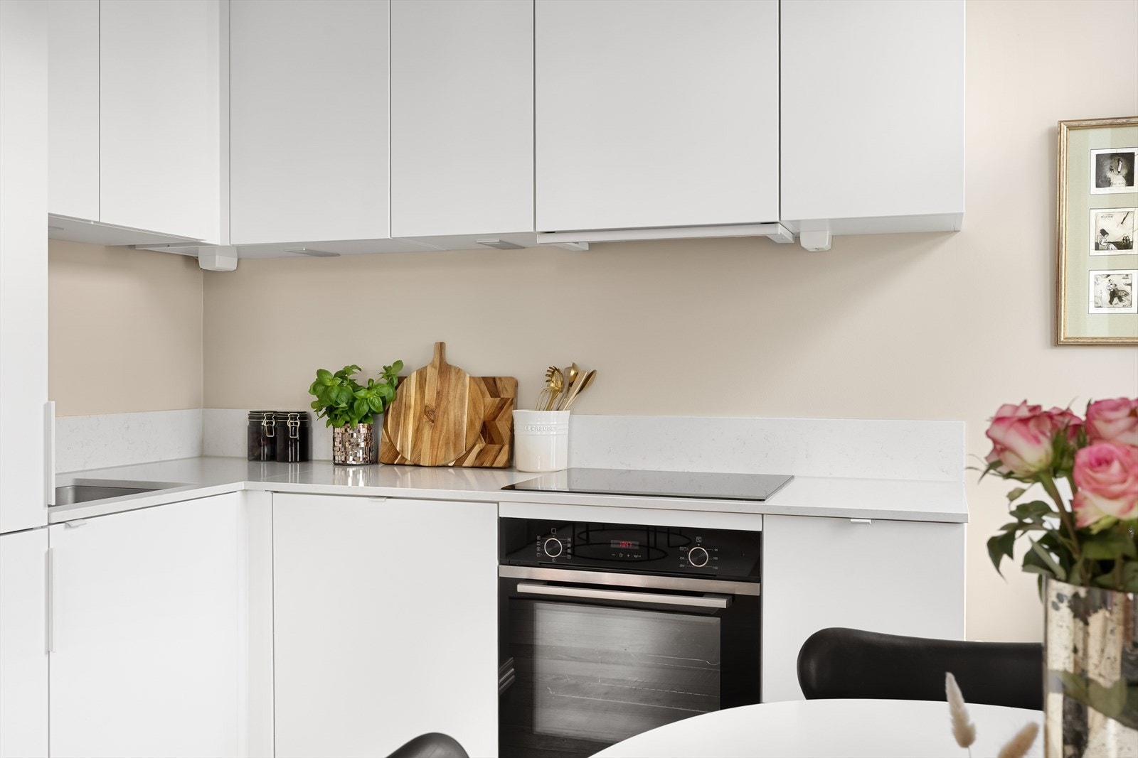 Kjøkkenet er utstyrt med integrert koketopp og stekeovn, kombinert kjøle-/fryseskap og oppvaskmaskin Galleribilde