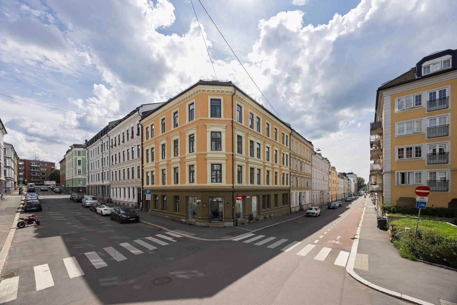 Fasade - Boligen ligger i et svært rolig og lite trafikkert område Galleribilde