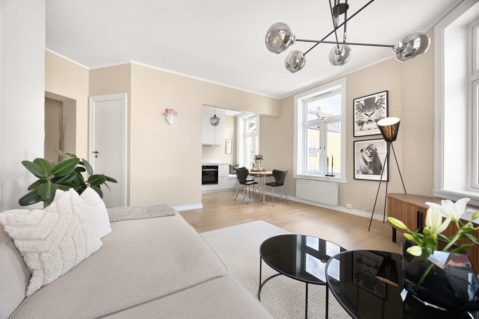 Leilighetens romslige planløsning gir fine muligheter for å skape ulike soner tilpasset behov og livsstil Galleribilde