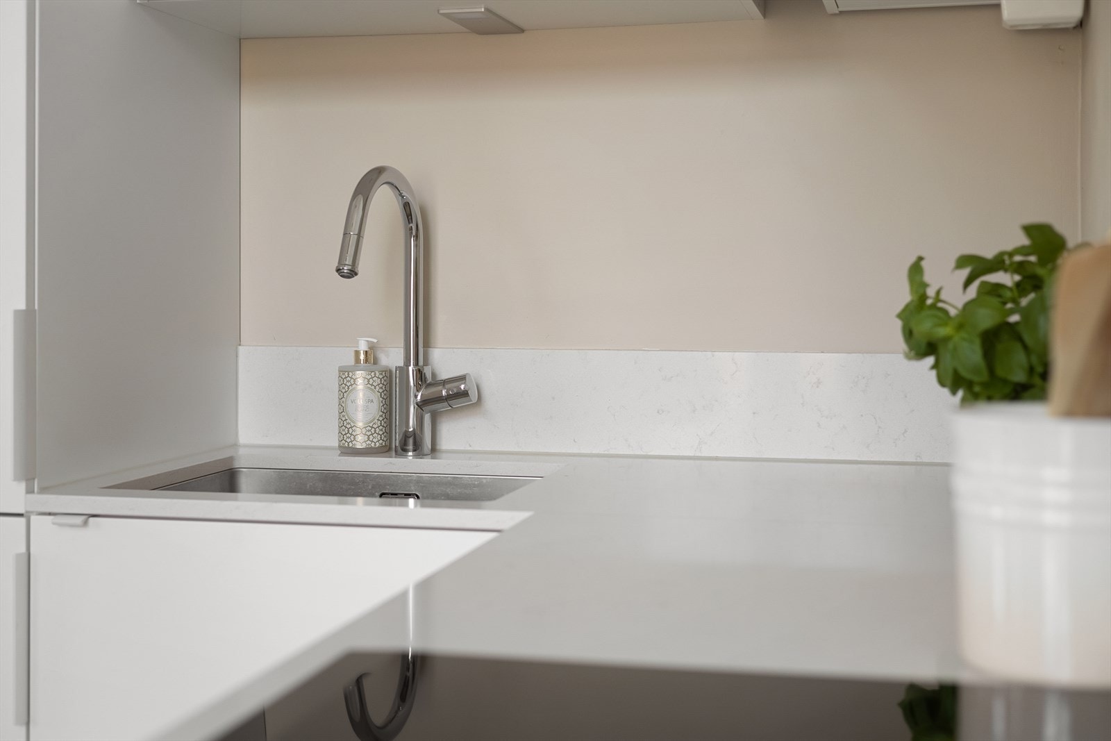 Kompositt benkeplate med underlimt vask Galleribilde