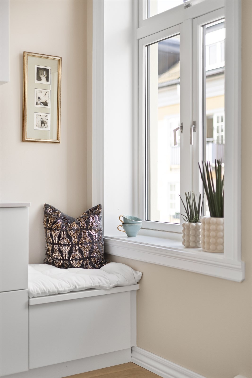 Koselig sitteplass hvor morgenkaffen kan nytes i fred og ro Galleribilde