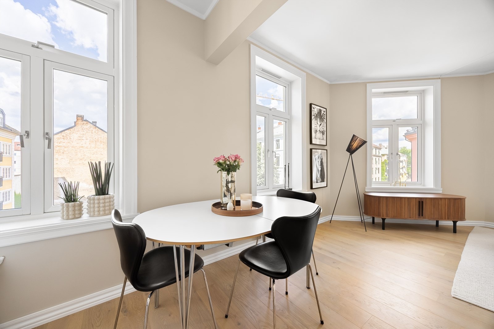 Stuen har god plass til spisebord, perfekt for sosiale sammenkomster Galleribilde