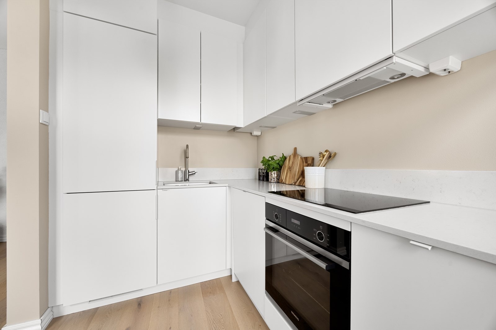 Det er god oppbevaringsplass med både over- og underskap, samt rikelig med benkeplass Galleribilde