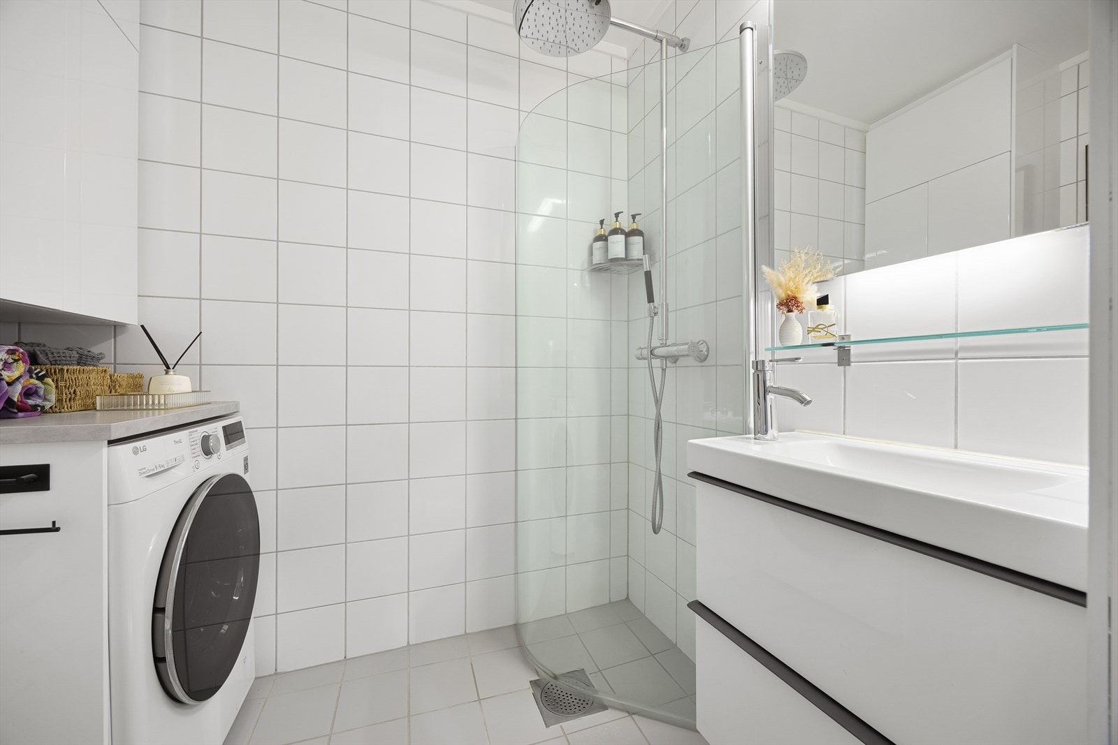 Lekkert flislagt bad med gulvvarme og opplegg til vaskemaskin. Galleribilde