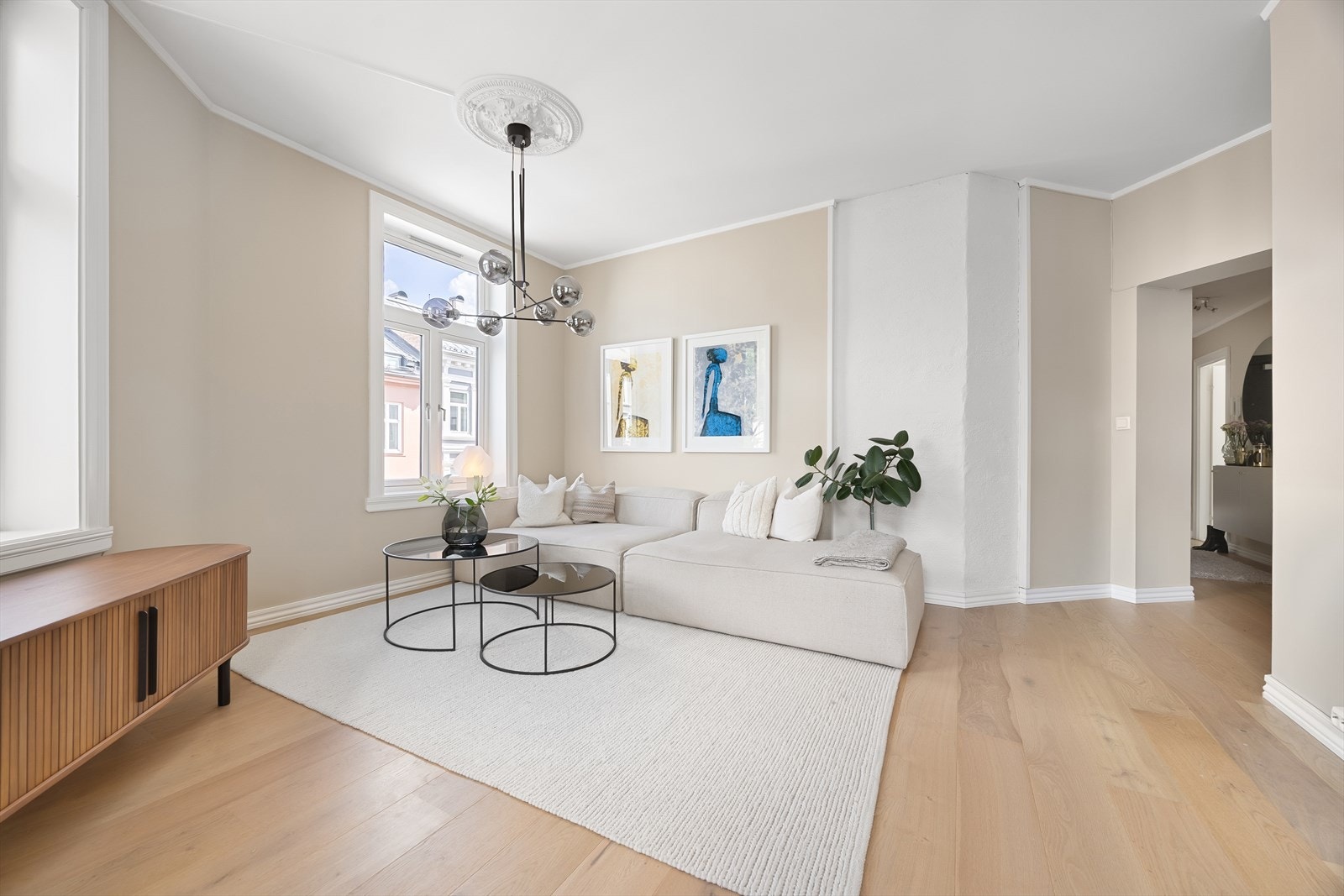 Lys og romslig stue med store vindusflater som slipper inn rikelig med dagslys Galleribilde