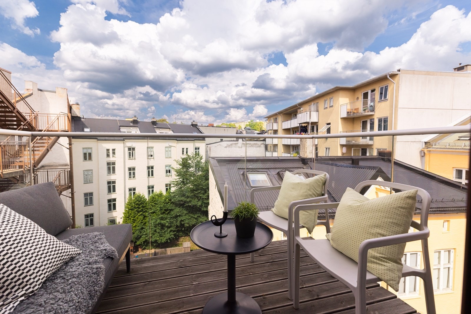 Vestvendt og solrik balkong på ca. 5 kvm med utsyn mot hyggelige omgivelser Galleribilde