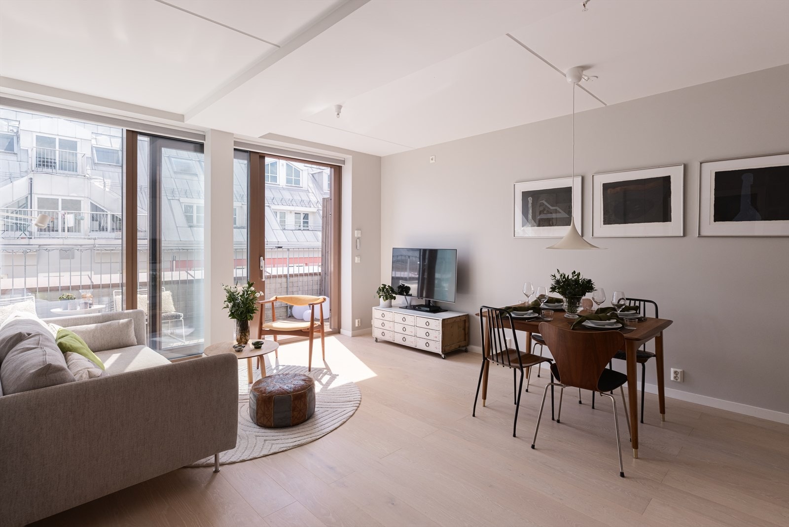 Gulv til tak vinduer, generøs takhøyde, og romslighet gir en herlig og eksklusiv romfølelse. Stuen har egen utgang til takterrasse Galleribilde