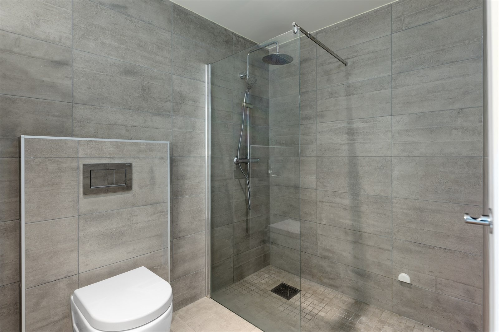 Romslig, innglasset dusjsone med regnfalldusj og dekorative mosaikkfliser Galleribilde