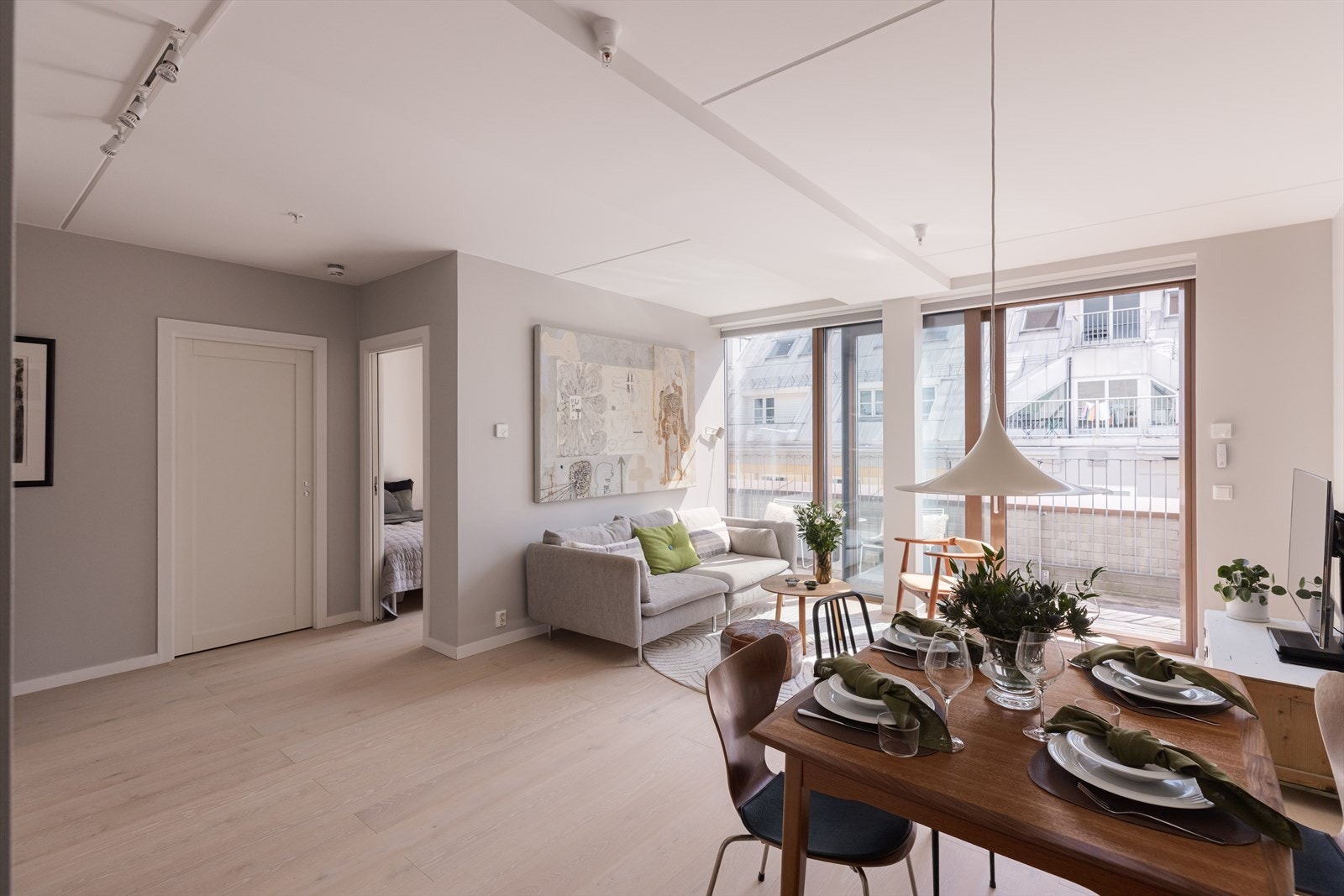 Pent tregulv av en-stavs eikeparkett er gjennomgående Galleribilde