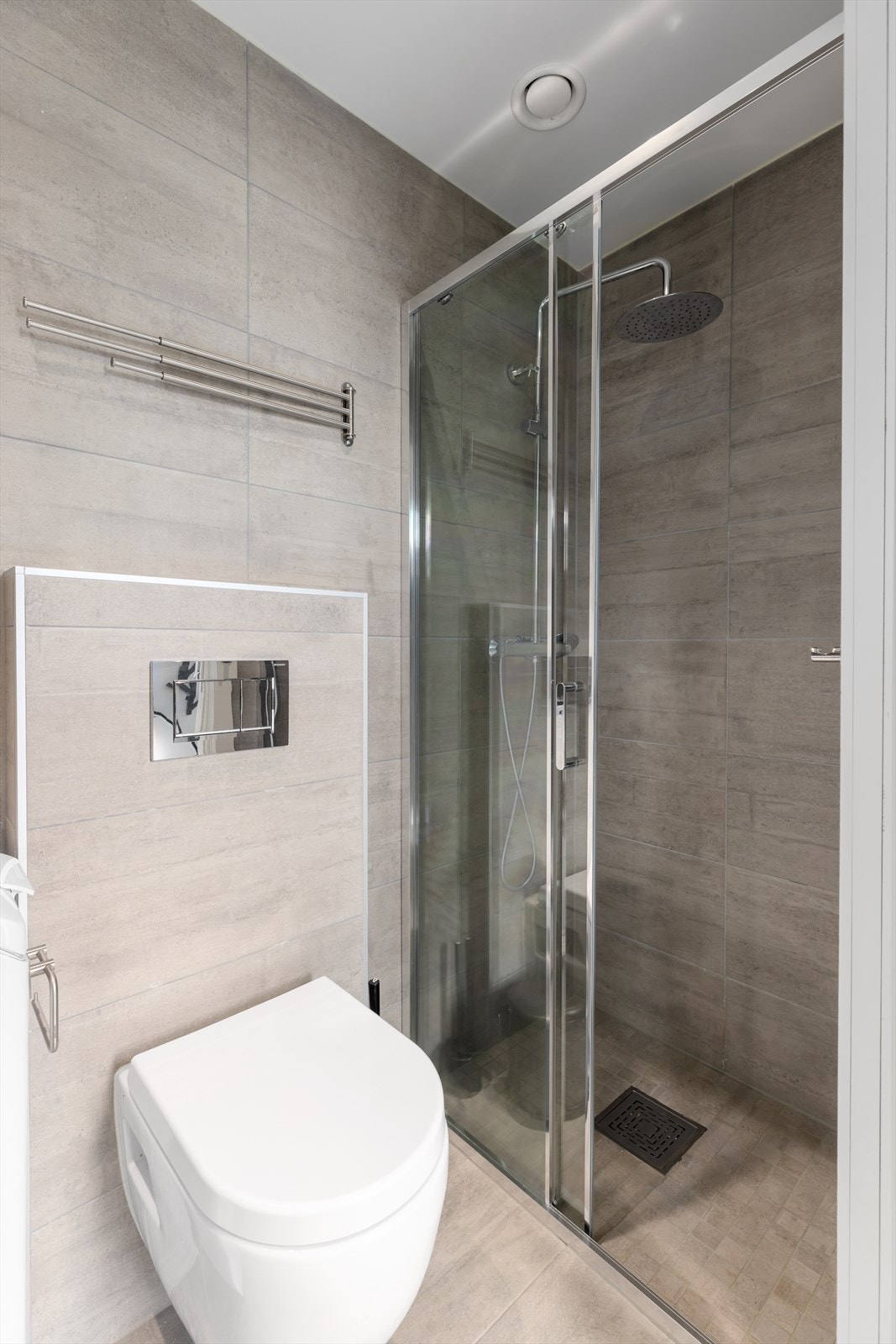 Regnfallsdusj i nisje med skyvedør av glass Galleribilde