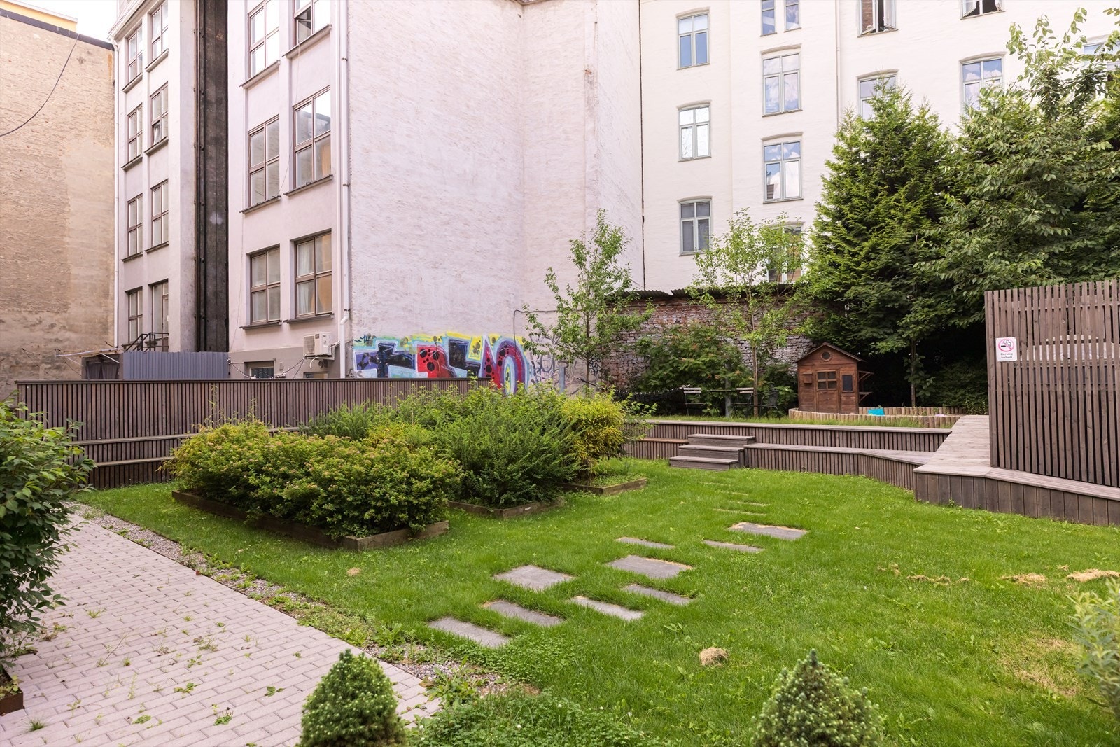 Meget pent opparbeidet bakhage Galleribilde