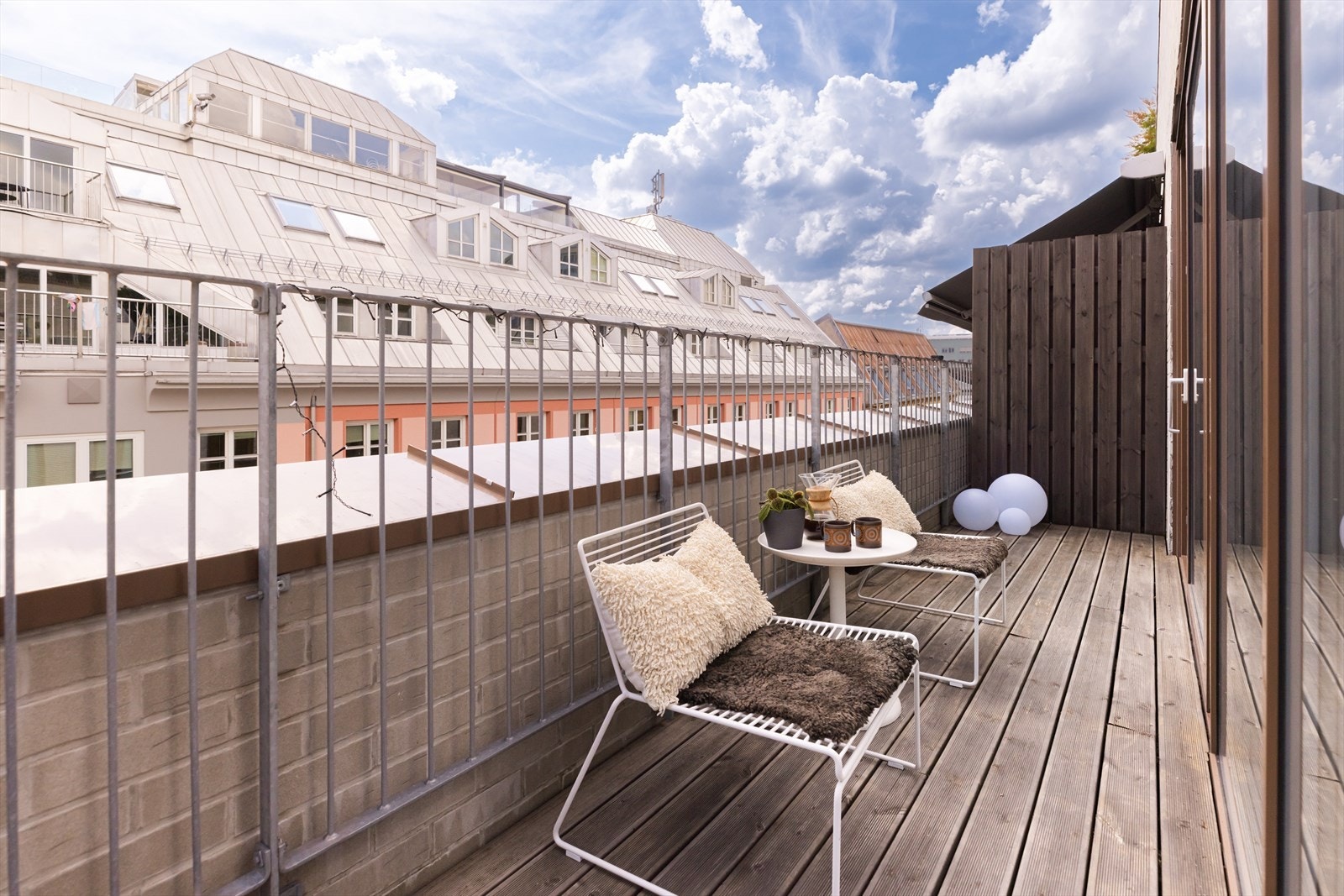 Takterrassen er av romslig størrelse med god plass til flere sittegrupper Galleribilde