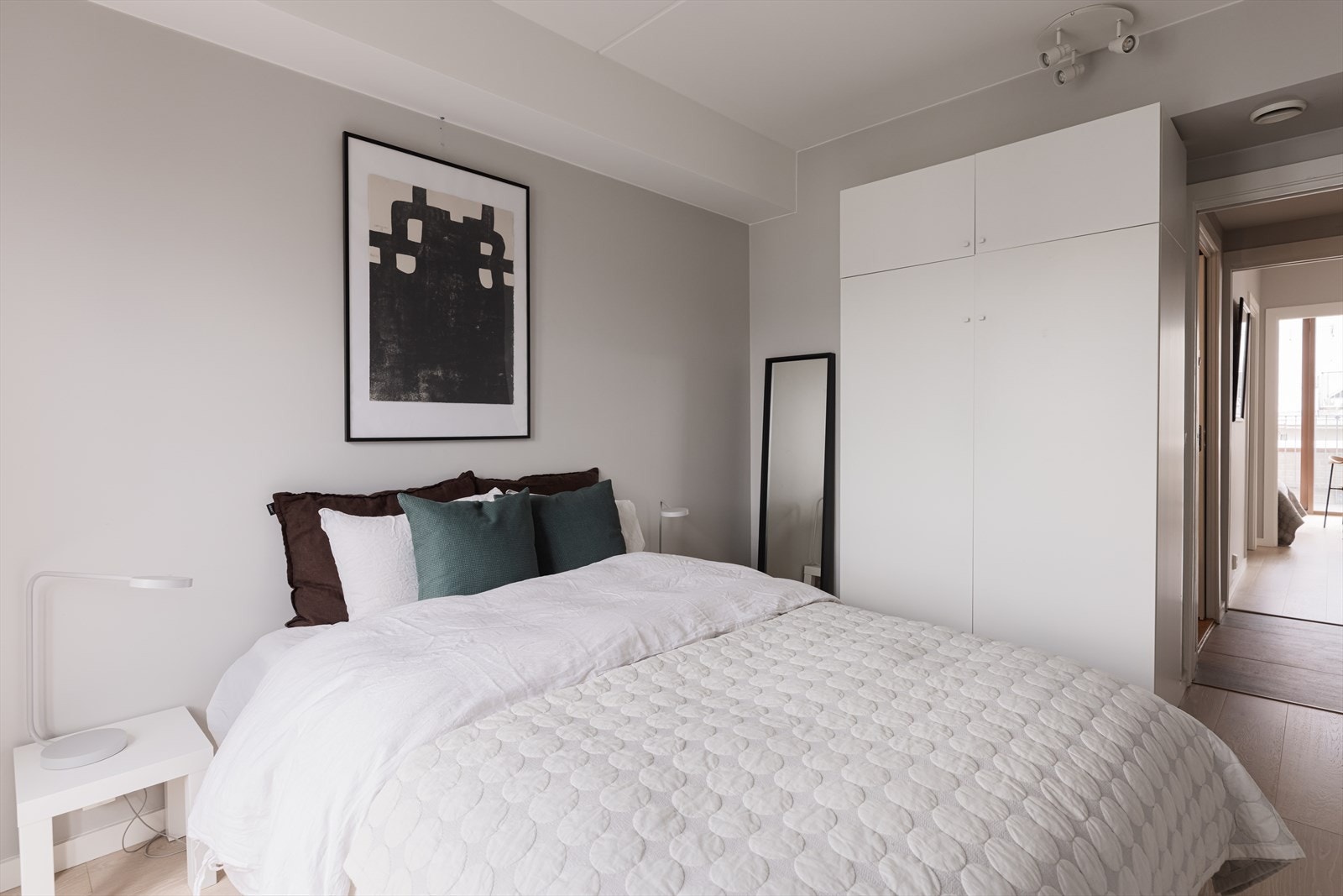 Her er det god plass til både nattbord og garderobeløsning Galleribilde