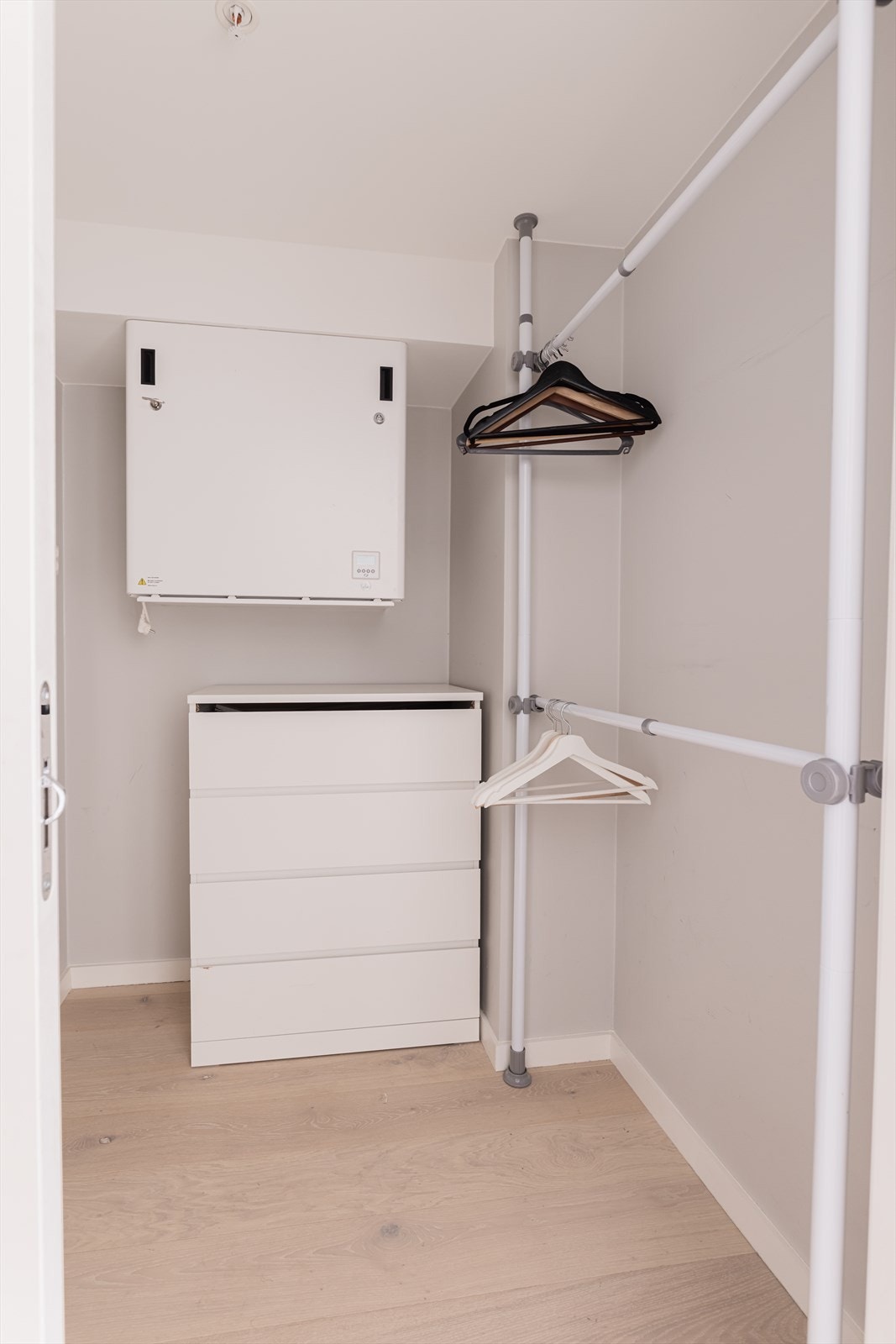 Praktisk innvendig bod på 3 kvm som egner seg godt som walk-in closet Galleribilde