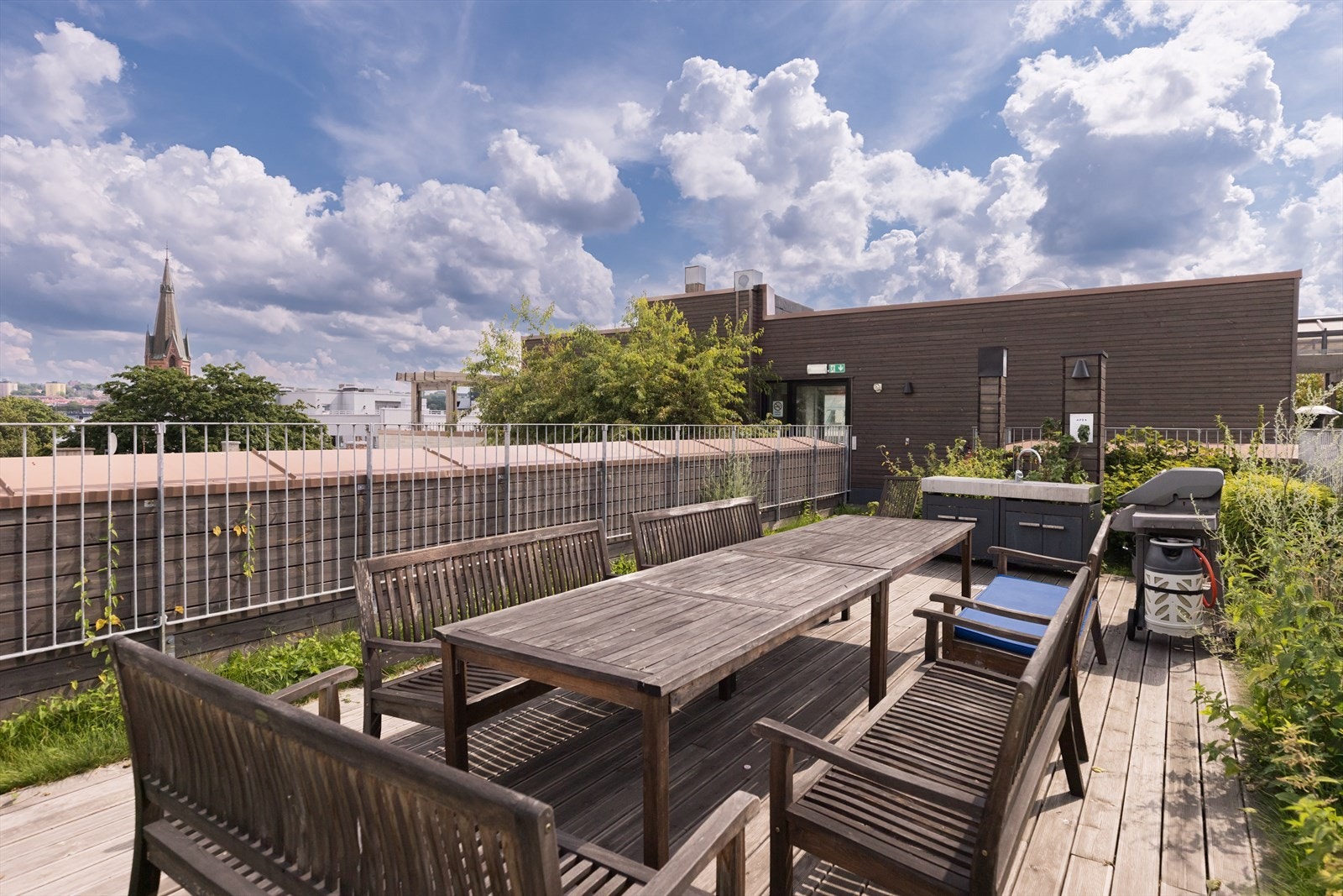 I andre fløyen finner du et utekjøkken med grill, og langbord med samtlige sitteplasser. Perfekt for sosiale sammenkomster Galleribilde