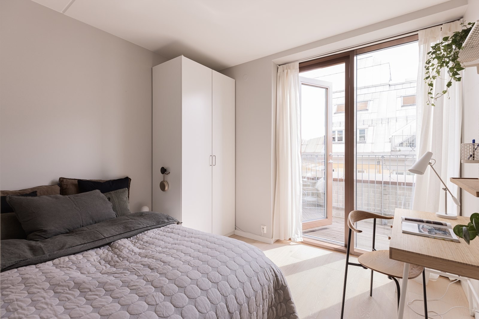 Soverom 2 er også av god størrelse med plass til seng, garderobe og arbeidsplass Galleribilde