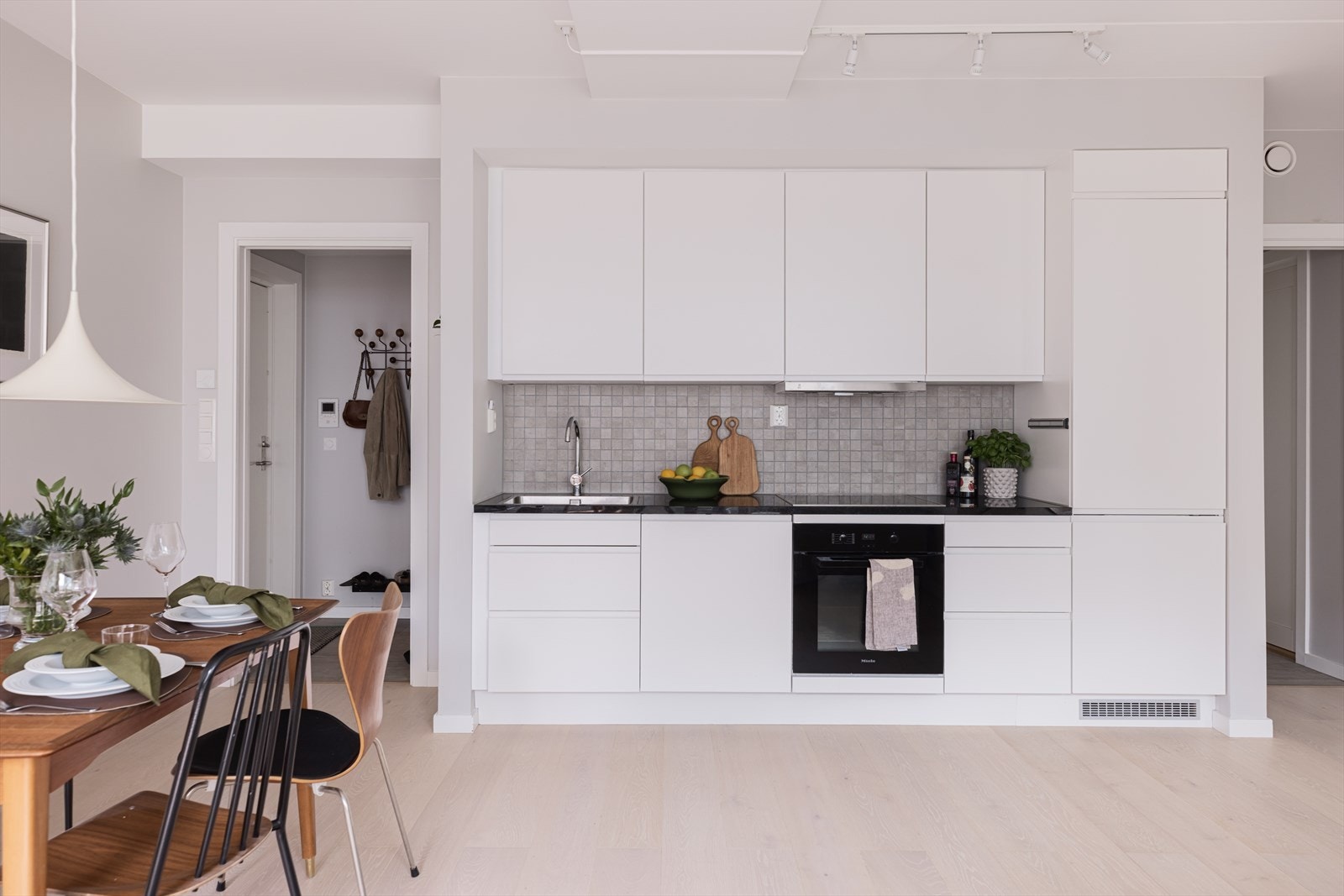 Stilrent kjøkken fra Sigdal innredet med glatte fronter og utstyrt med hvitevarer fra anerkjente Miele Galleribilde
