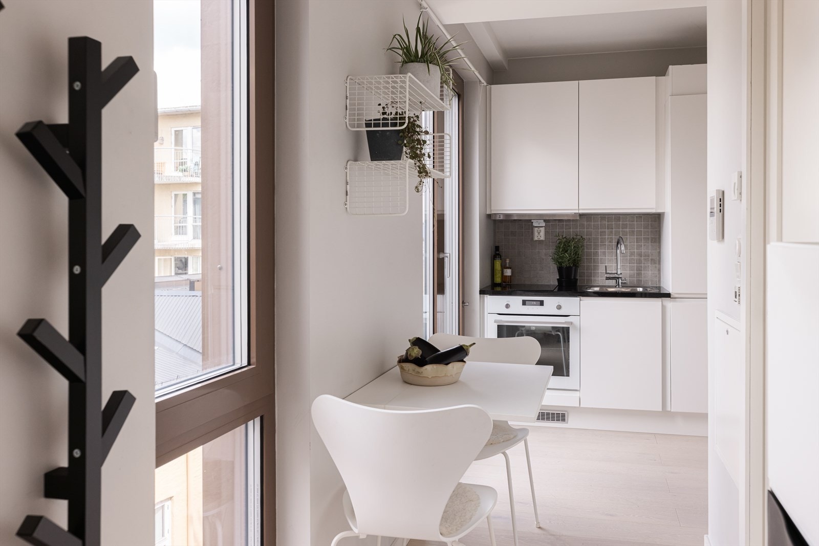 Separat hybeldel med egen inngang bestående av entré, bad og kjøkken i åpen løsning til stue Galleribilde