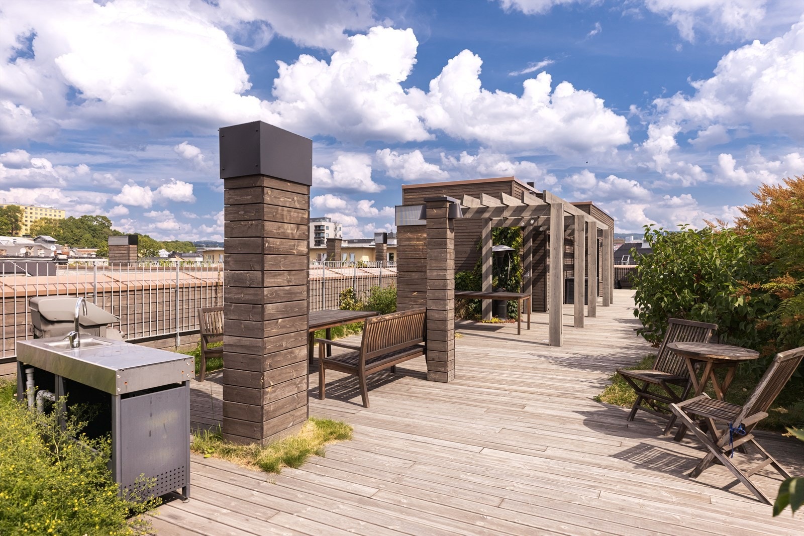 Suveren felles takterrasse med utsikt og kvaliteter som gjør den til en av byens mest attraktive Galleribilde