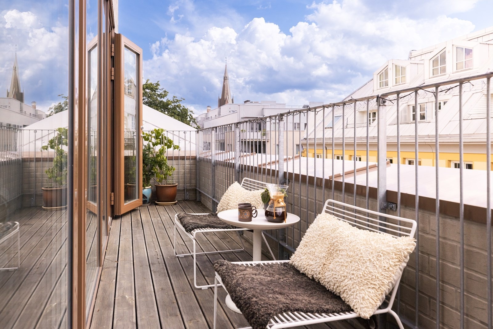 Lys og luftig privat takterrasse på 10,8 kvm , her kan du nyte morgensolen helt frem til ca 15:00 på sommertid Galleribilde