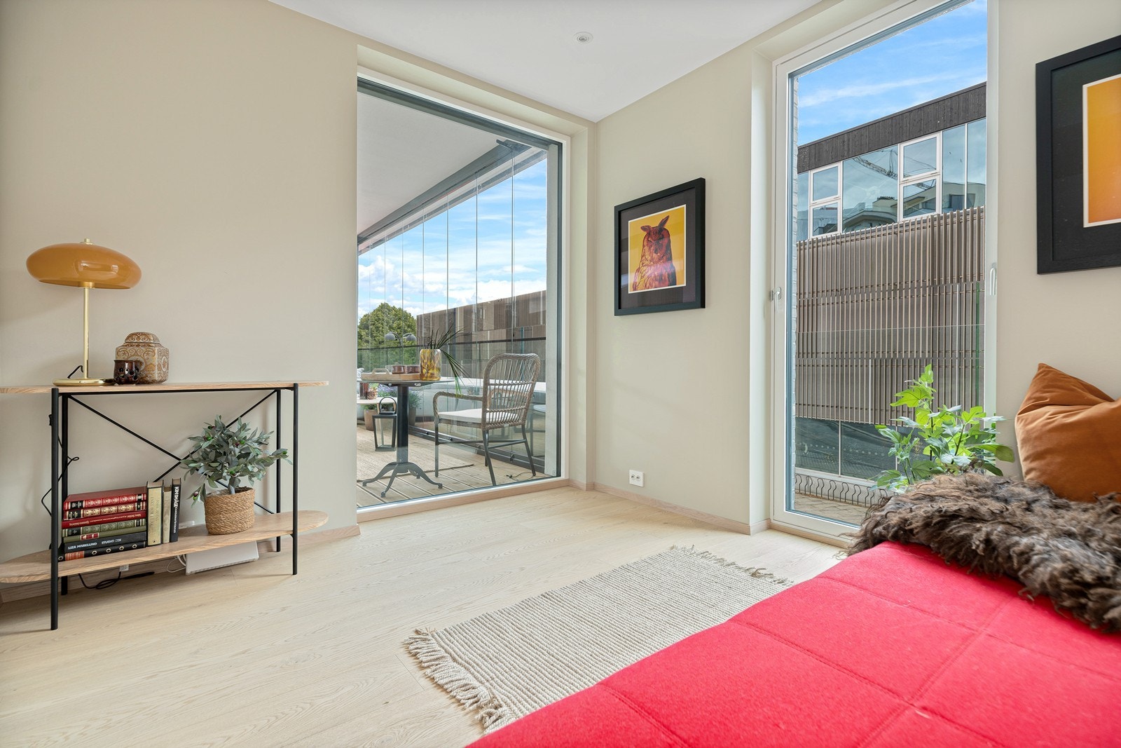 Store vindusflater sikrer godt innslipp av naturlig lys Galleribilde