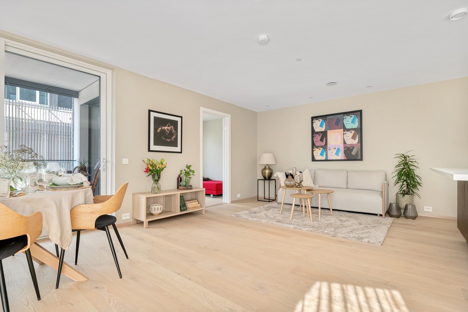 Fra sofagruppen er det adkomst til et av leilighetens soverom Galleribilde