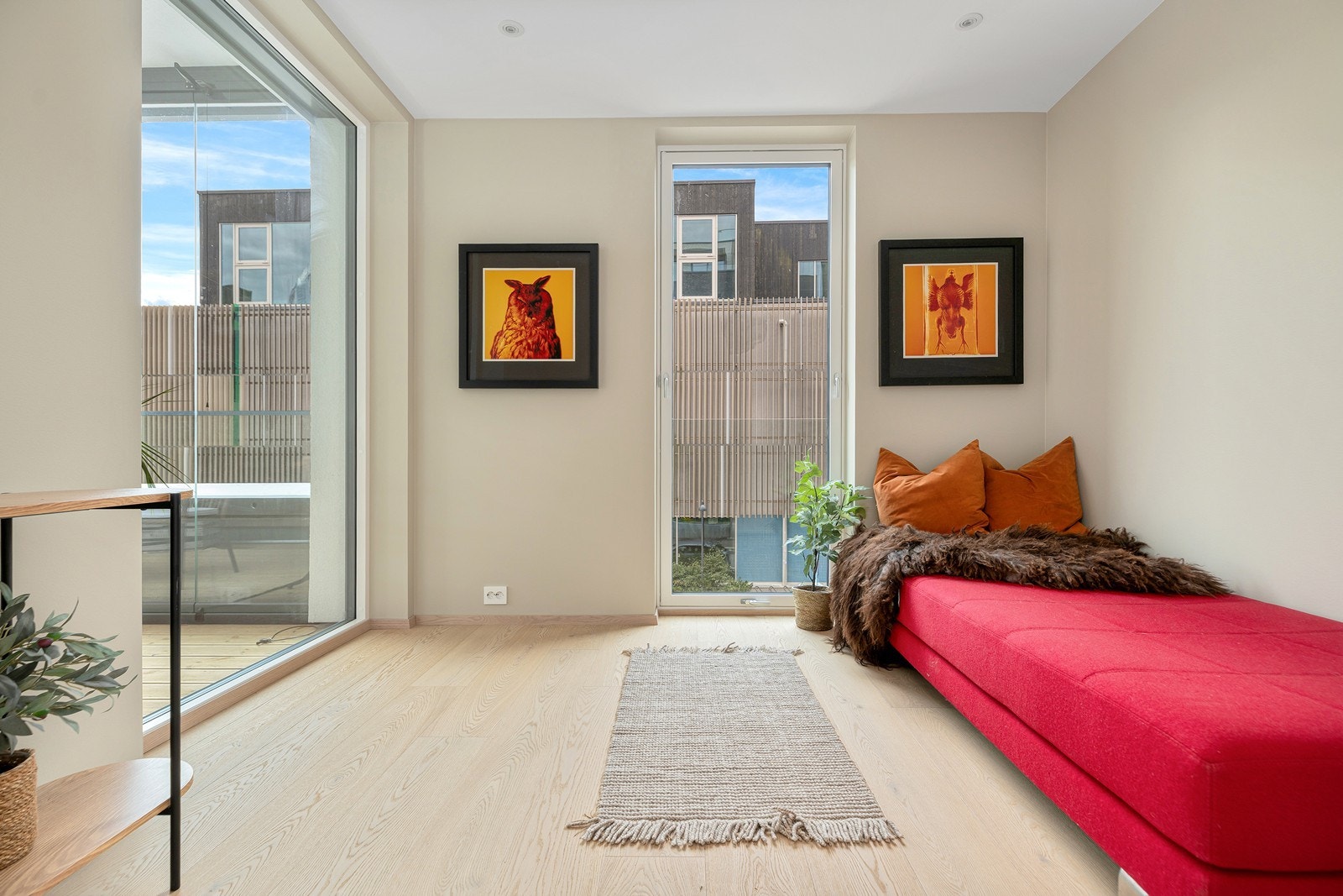 Soverom 1 er av god størrelse, her får du plass til dobbeltseng og annet ønskelig møblement Galleribilde