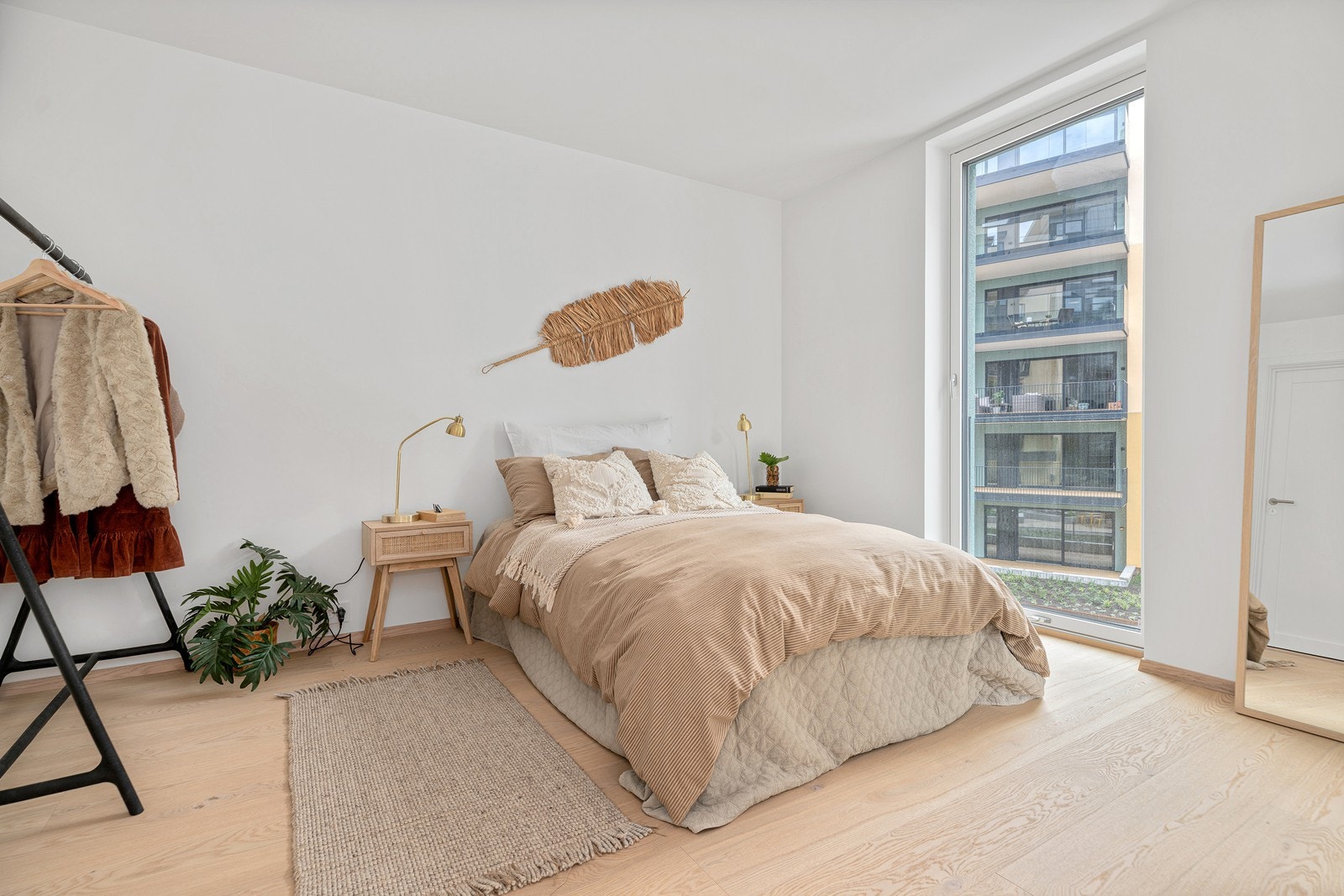 Flott hovedsoverom med god plass til dobbeltseng, garderobeskap og annet ønskelig møblement Galleribilde