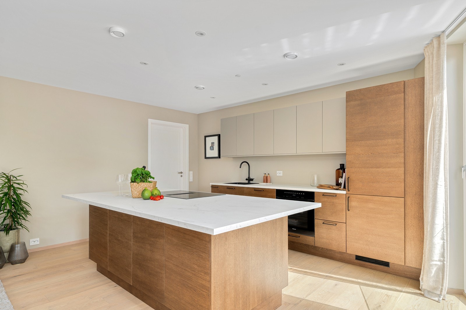 Kjøkkenøyen gir den ekstra arbeidsflaten du trenger, og bidrar til et stilrent uttrykk med god flyt og funksjonalitet i rommet Galleribilde