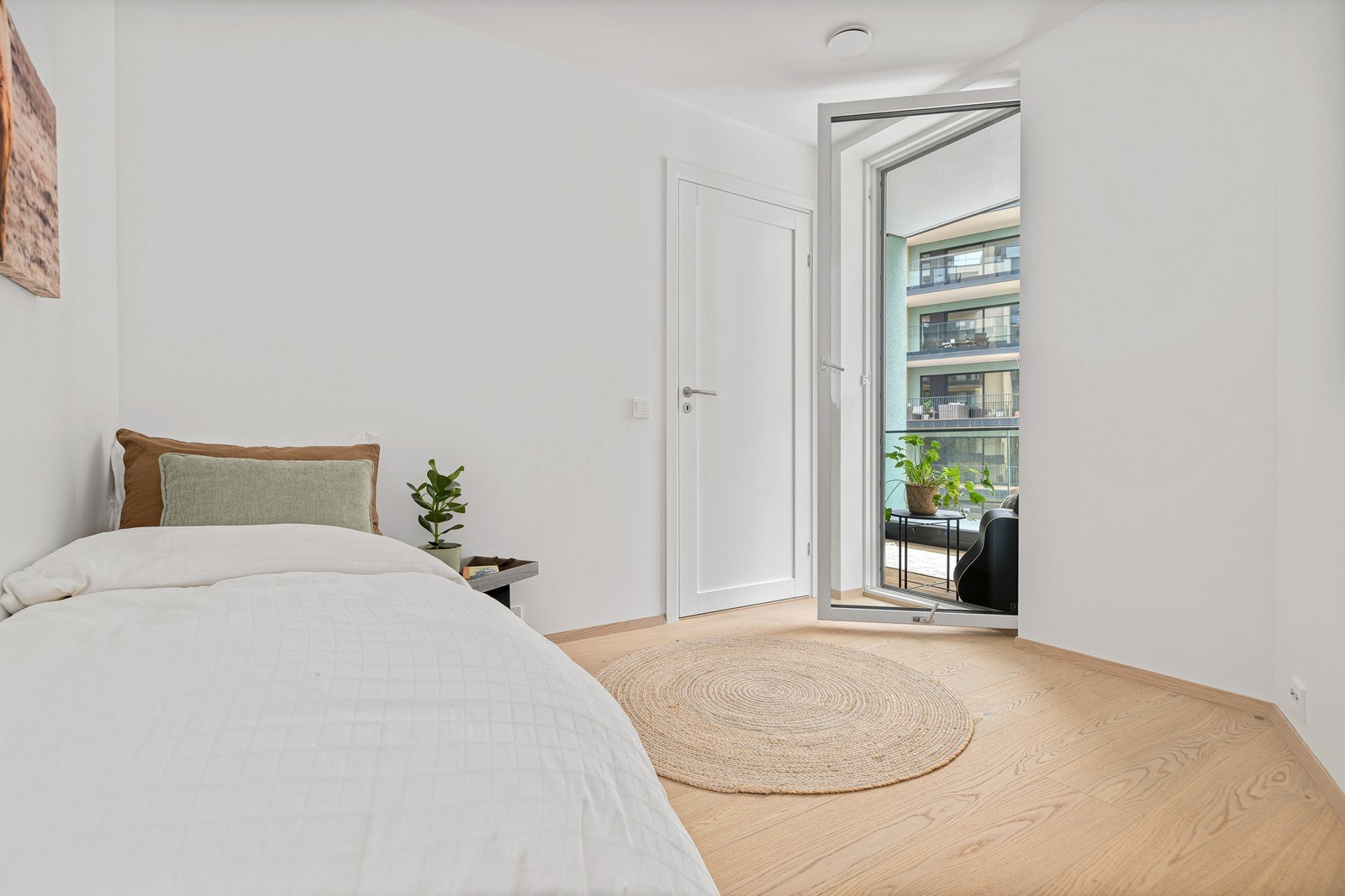 Soverom 3 har også en privat adkomst til leilighetens andre balkong Galleribilde