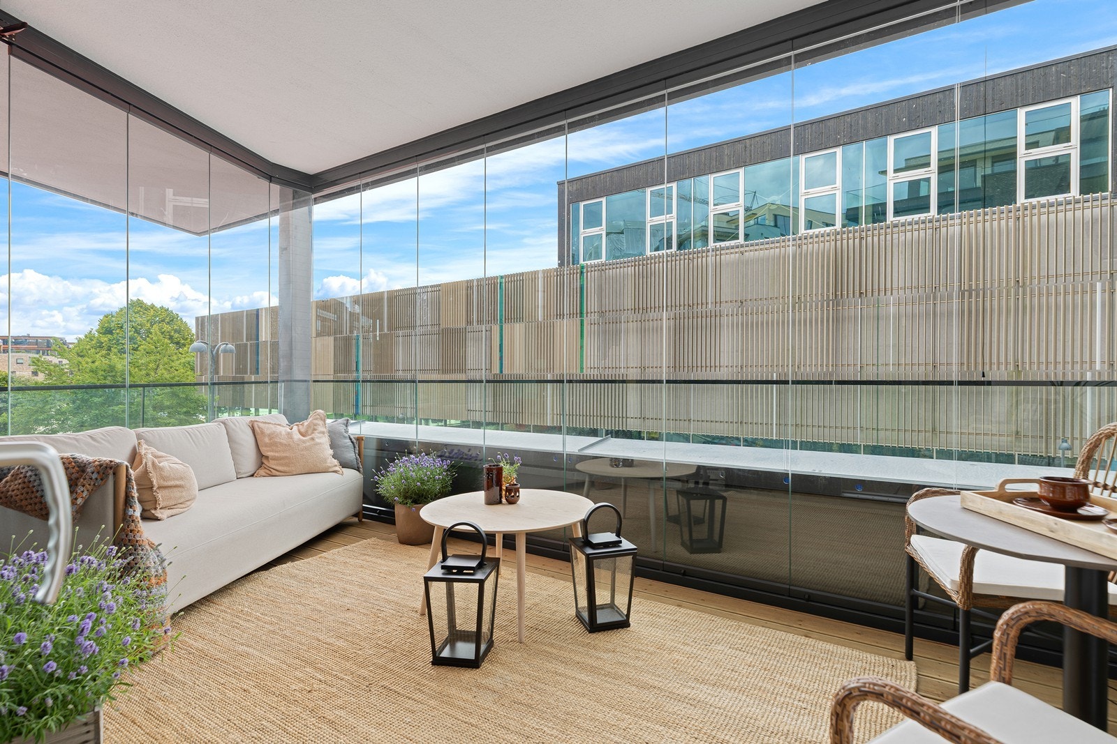 Her får du en innglassert balkong på ca. 13m² - denne kan man benytte seg av gjennom store deler av året! Galleribilde