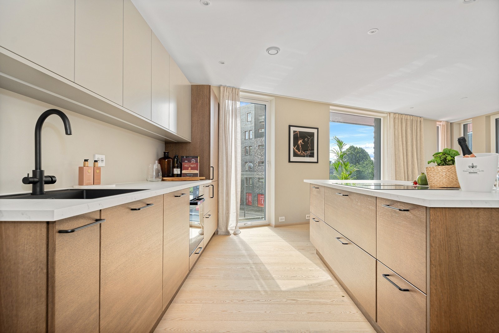 Leilighetens store vindusflater slipper inn rikelig med naturlig lys og bidrar godt til en god romfølelse Galleribilde