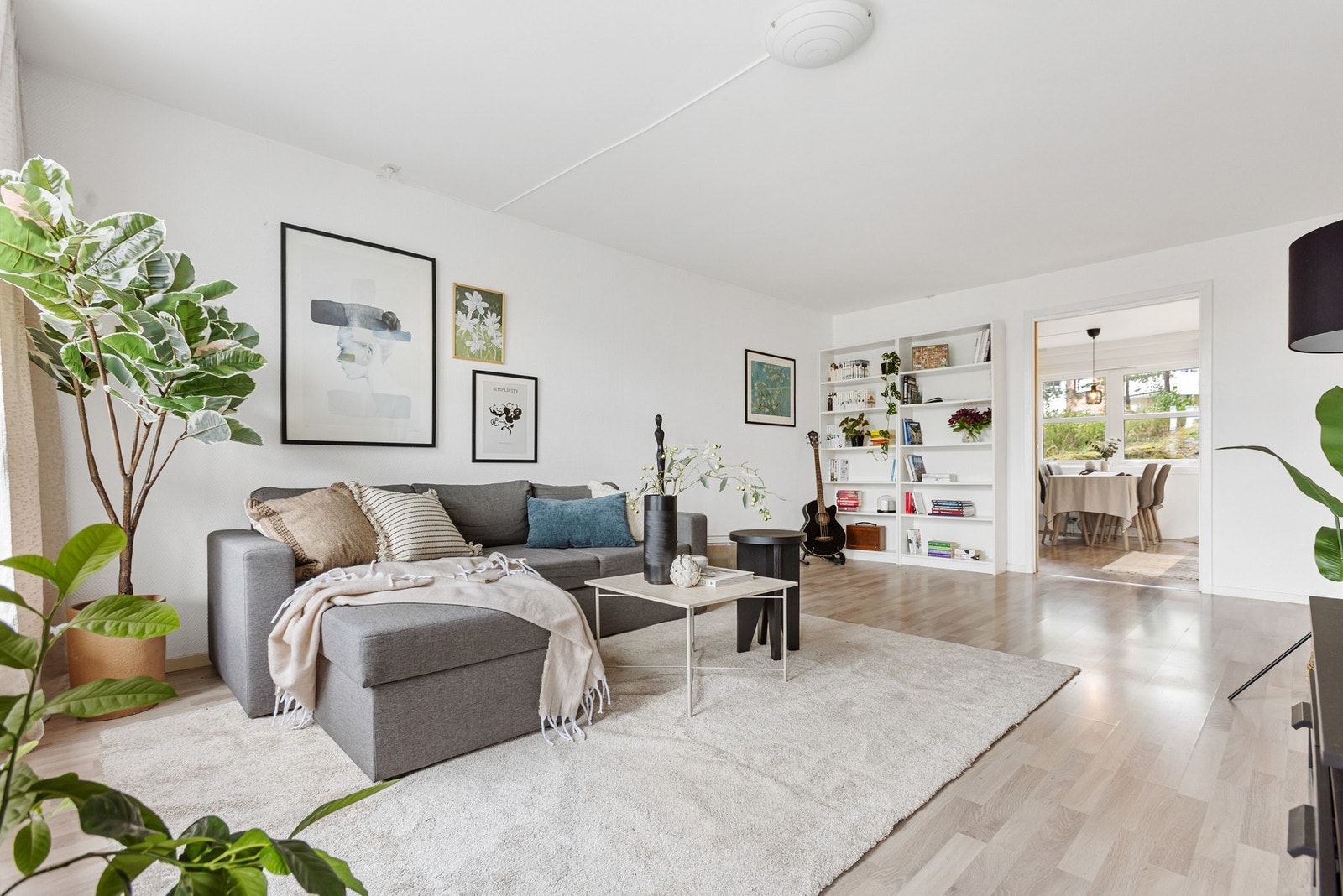 Velkommen til denne velholdte og gjennomgående 2-roms leiligheten i Asperudtoppen 39! Galleribilde