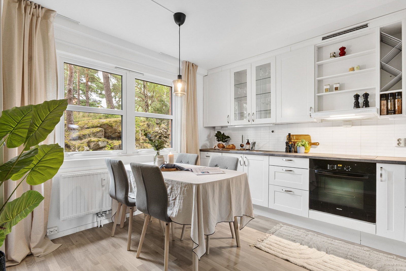 Nyt et lyst og innbydende separat kjøkken med tidløs innredning fra 2012, her blir matlaging en ren glede! Galleribilde