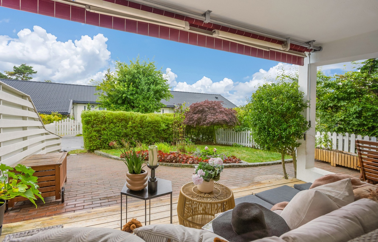 Den private uteplassen er en sjelden perle med sol fra tidlig formiddag til sen kveld. Her får du både hagefølelse og rom for sosiale stunder under åpen himmel. Galleribilde