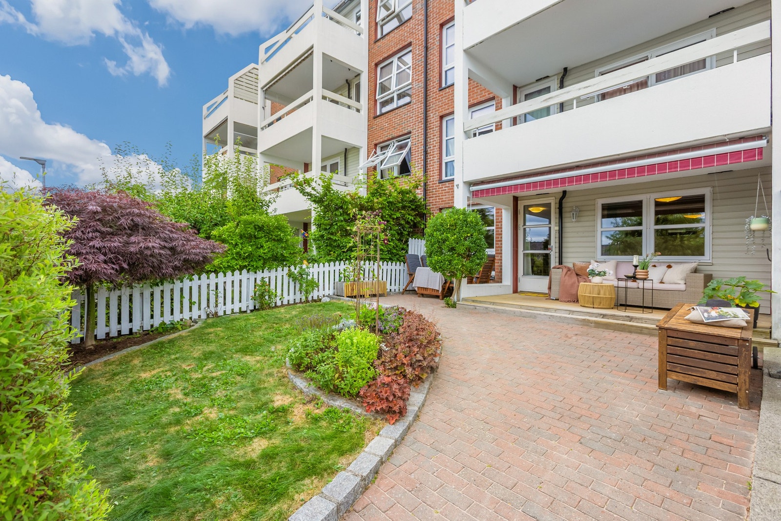 Den store hagen gir plass til lek, hagefest eller avslapning i fredfulle omgivelser. Galleribilde