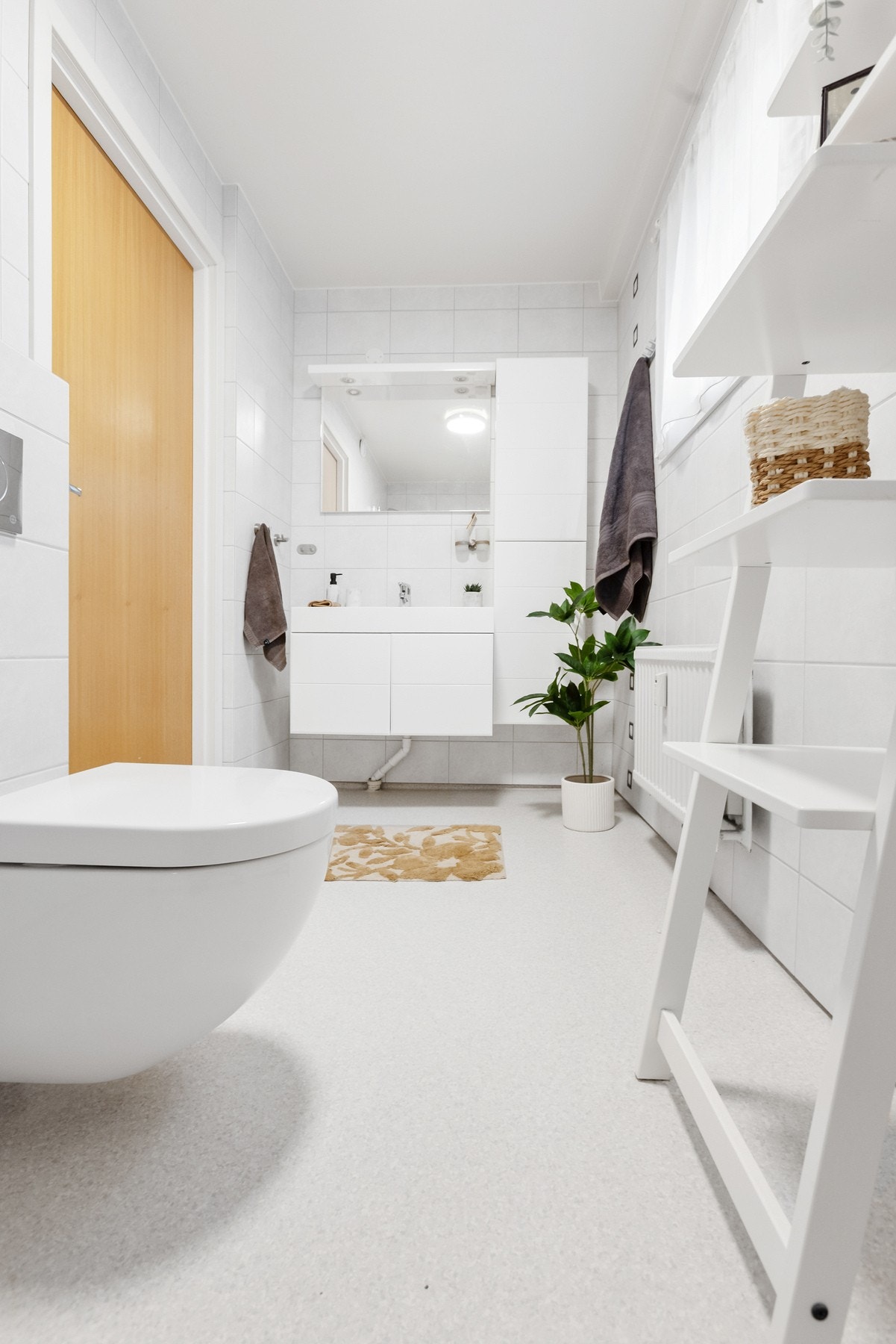 Innredning med servantskap og høyskap gir god oppbevaringsplass. Galleribilde