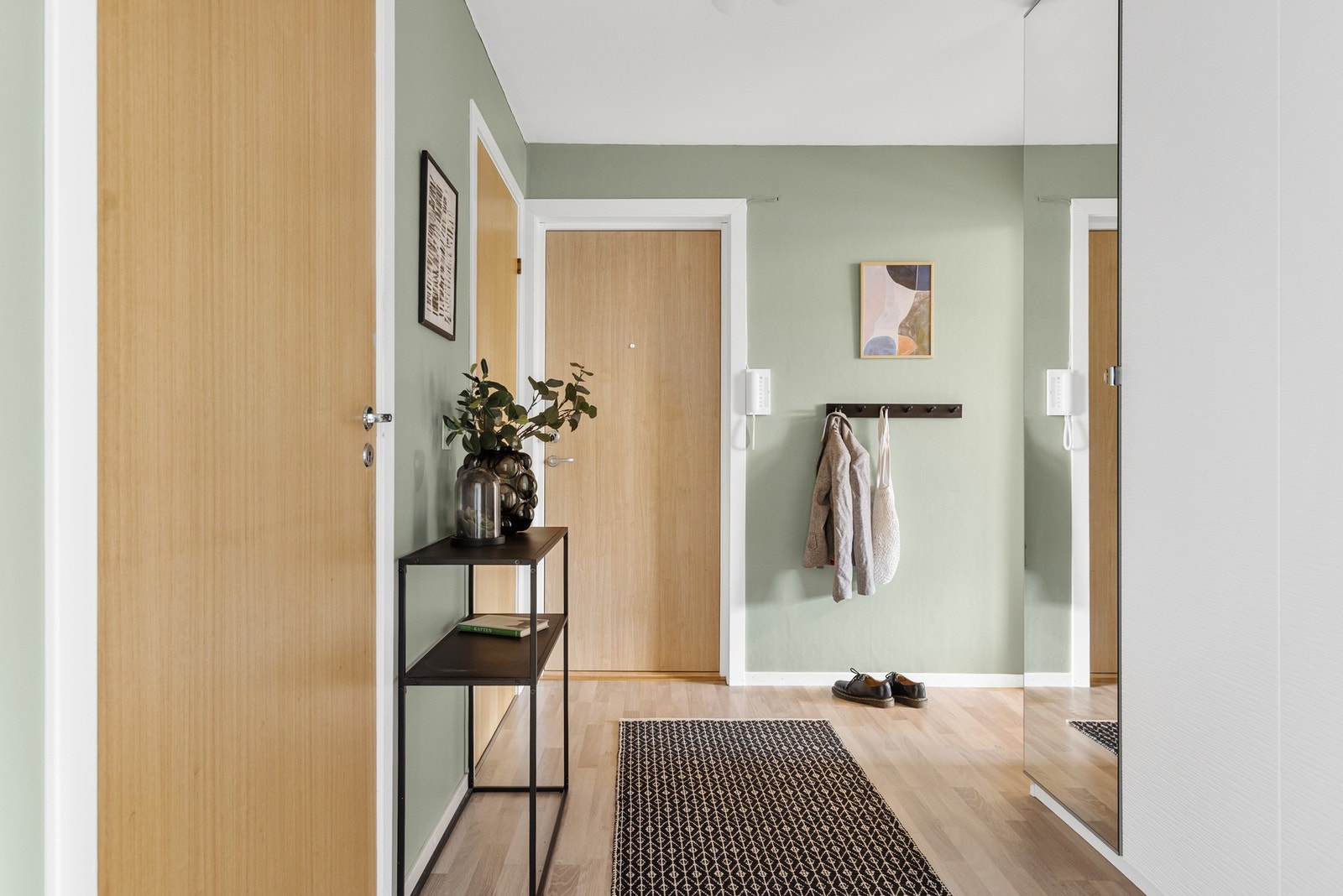 Romslig og funksjonell entré med stort garderobeskap gir et ryddig og innbydende førsteinntrykk. Galleribilde