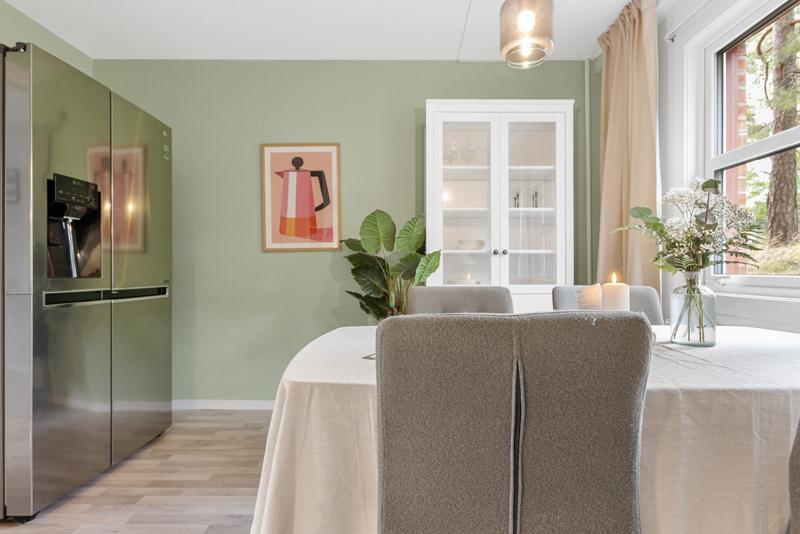 Med et imponerende dobbeltkjøleskap, som medfølger, har du mer enn nok plass til å oppbevare alle råvarer og favoritter. Galleribilde