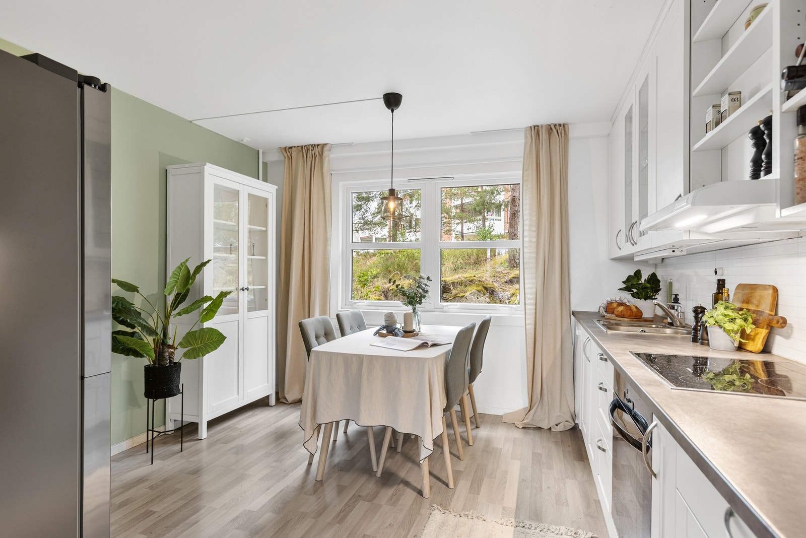 Det store kjøkkenet har god plass til spisebord. Galleribilde