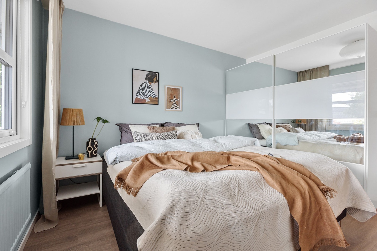 Det store speilskapet gir rikelig med oppbevaringsplass. Galleribilde