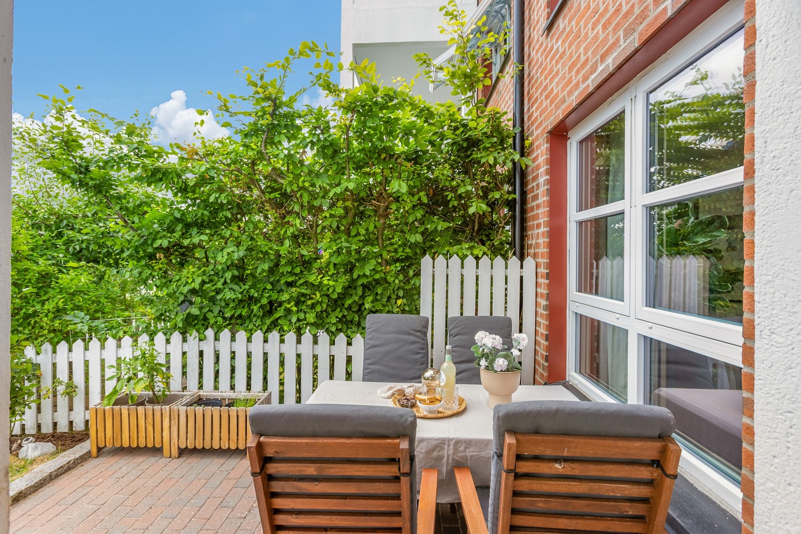 Hagen er lun og skjermet med et sjarmerende stakittgjerde og en frodig hekk. Galleribilde