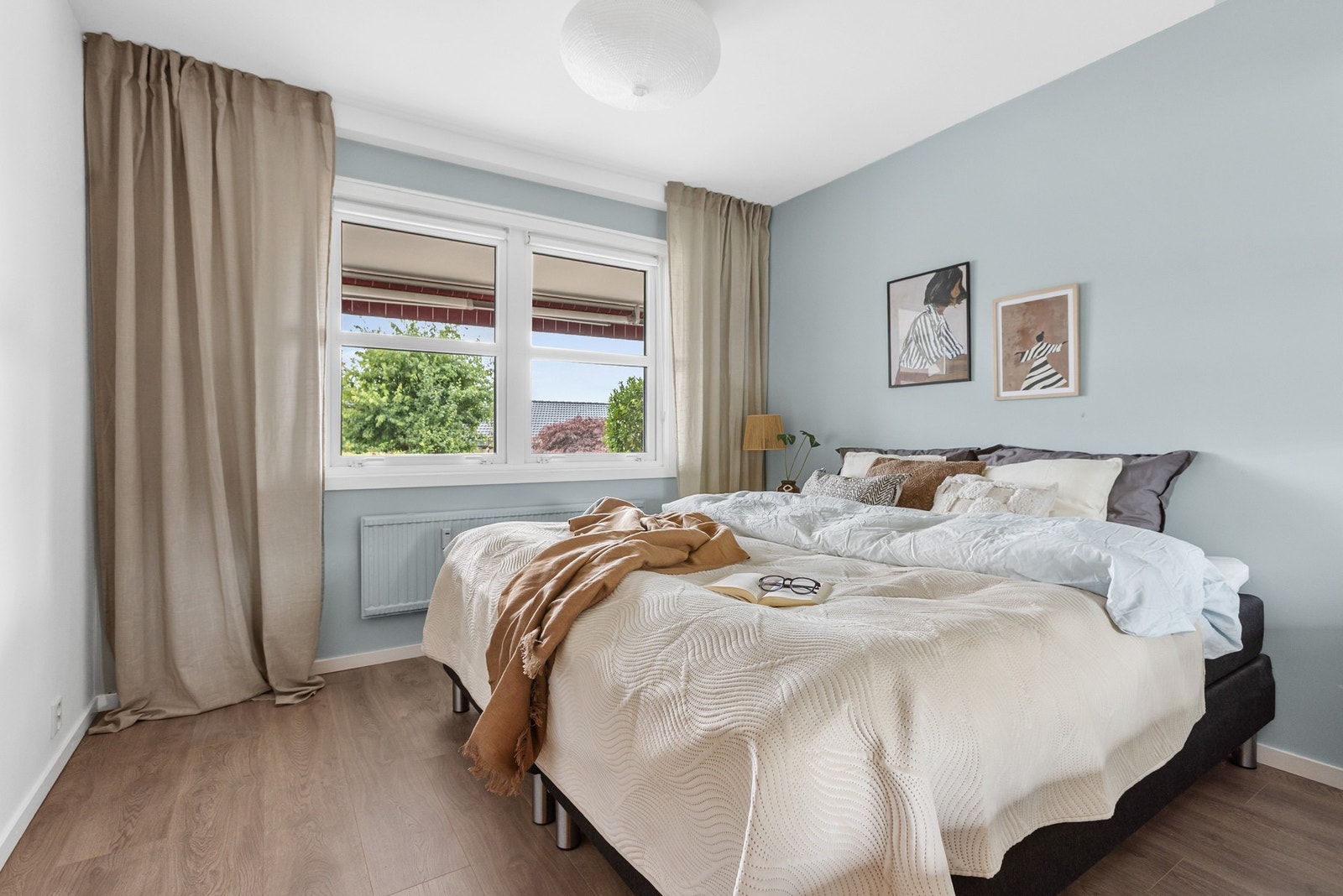 Soverommet er romslig med plass til dobbeltseng, veggene er malt i en dus blåtone som skaper en lun og avslappende atmosfære. Galleribilde