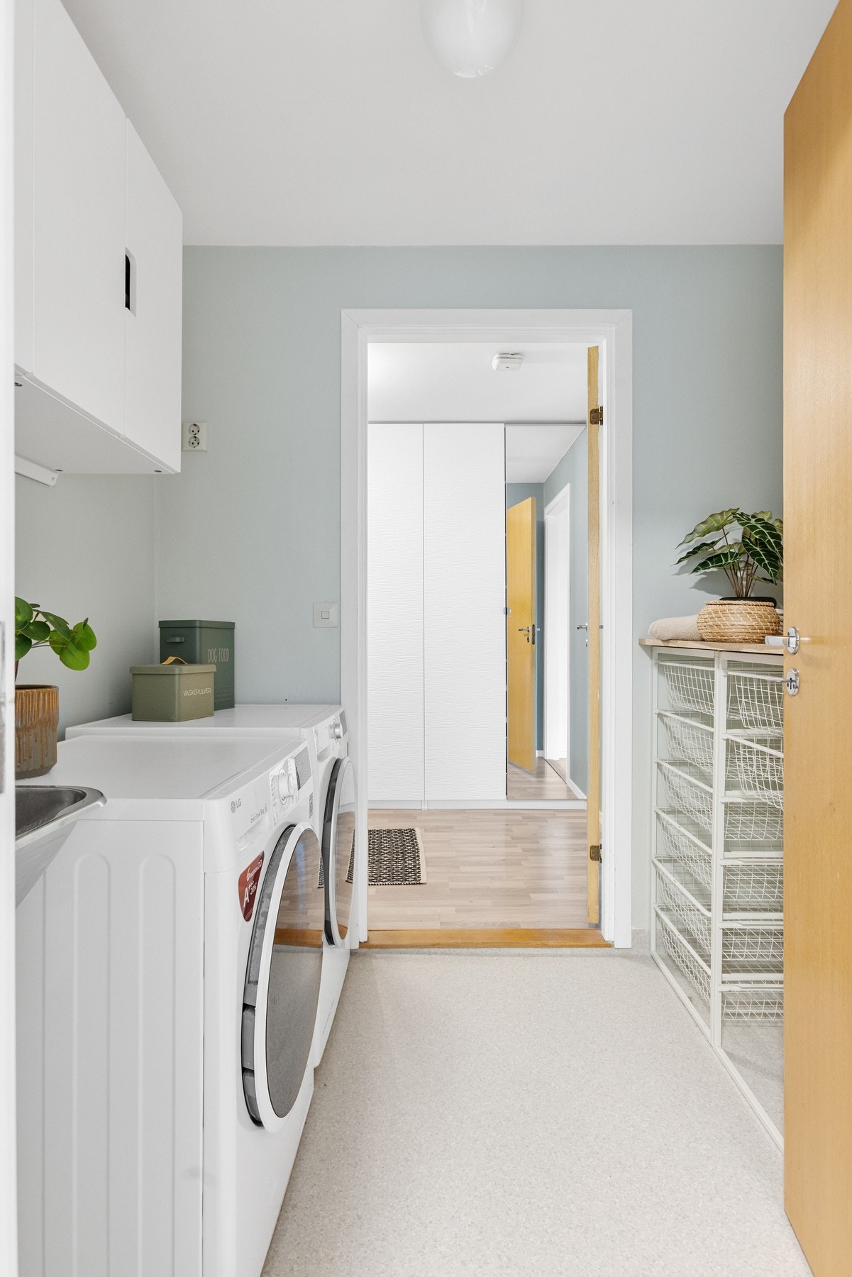Praktisk vaskerom med plass til både vaskemaskin og tørketrommel. Rommet byr også på utslagsvask og kurvstativ. Galleribilde