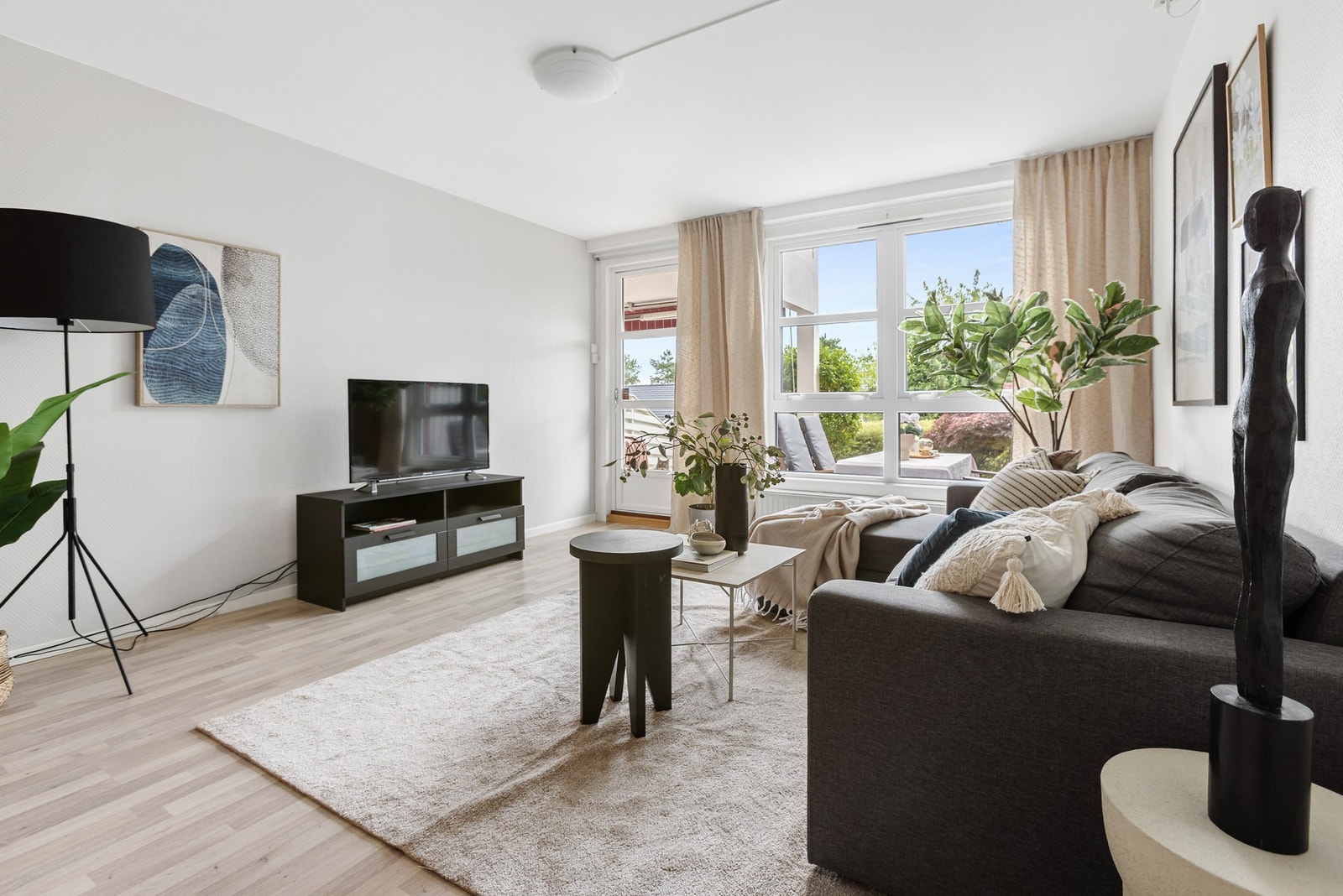 Store vindusflater sørger for en naturlig og behagelig lyssetting hele dagen. Galleribilde